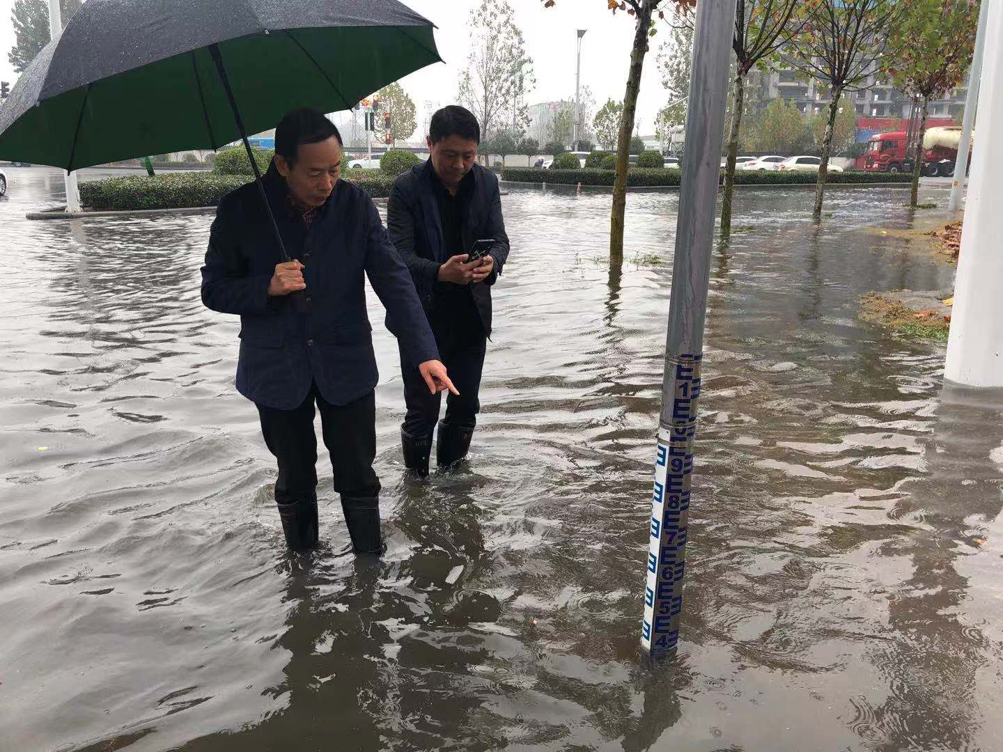 |漯河普降中到大雨，这些人冬雨中扎牢防汛安全网