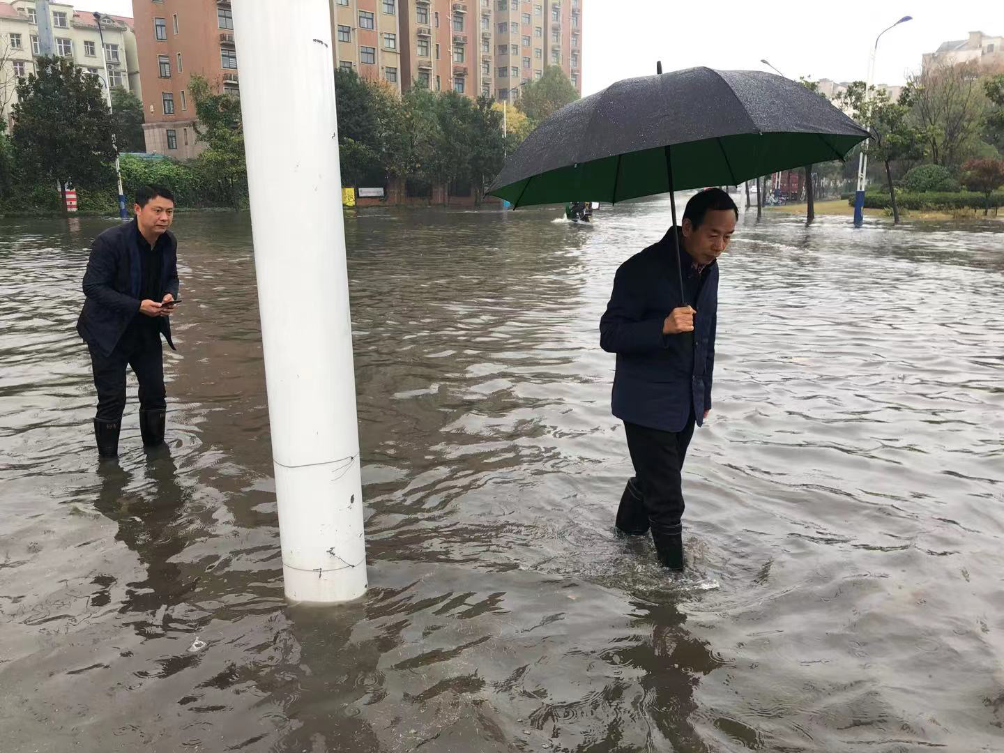 |漯河普降中到大雨，这些人冬雨中扎牢防汛安全网