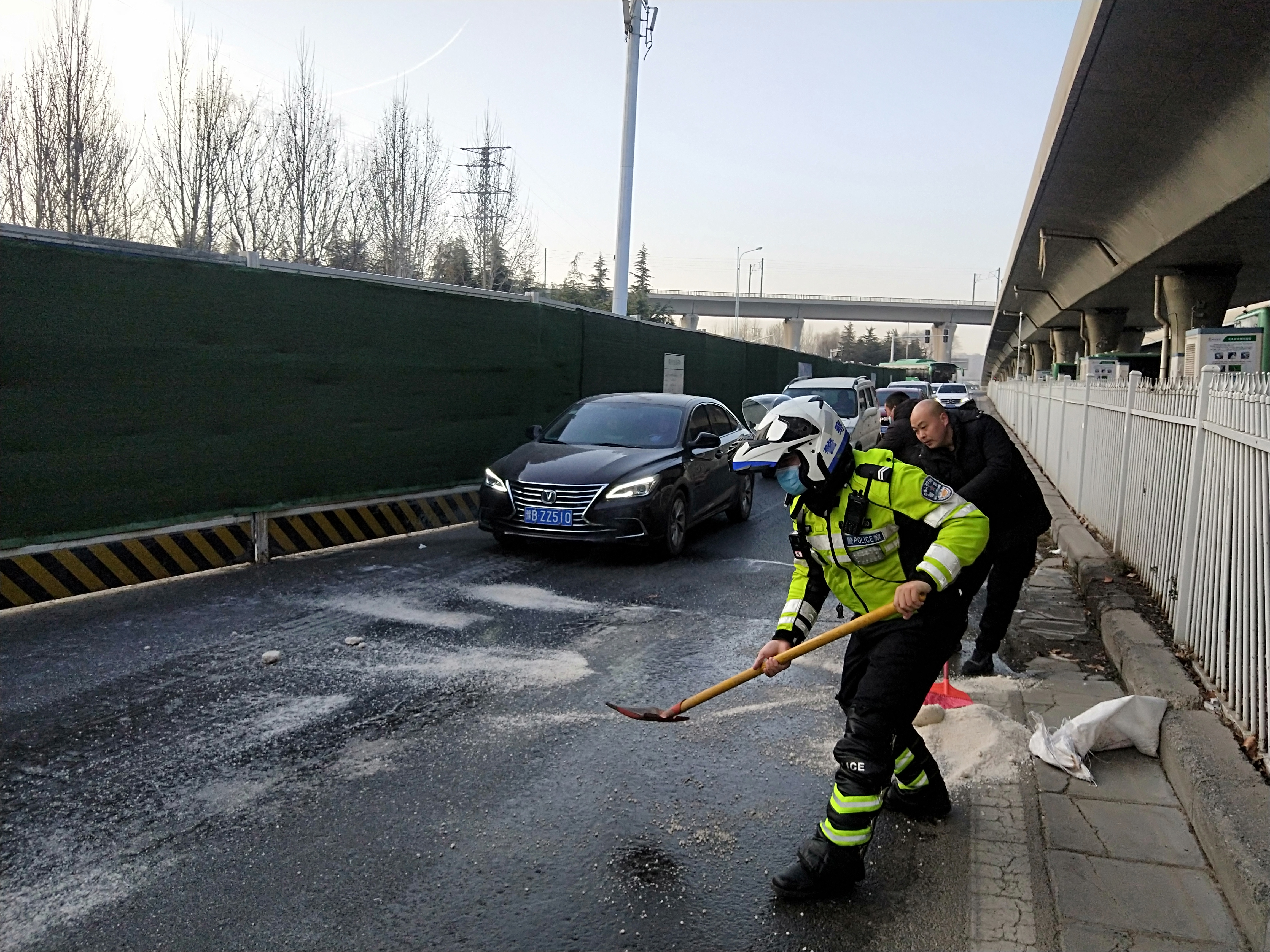 道路结冰 郑州交警 带盐 融冰护航群众出行安全 河南商报