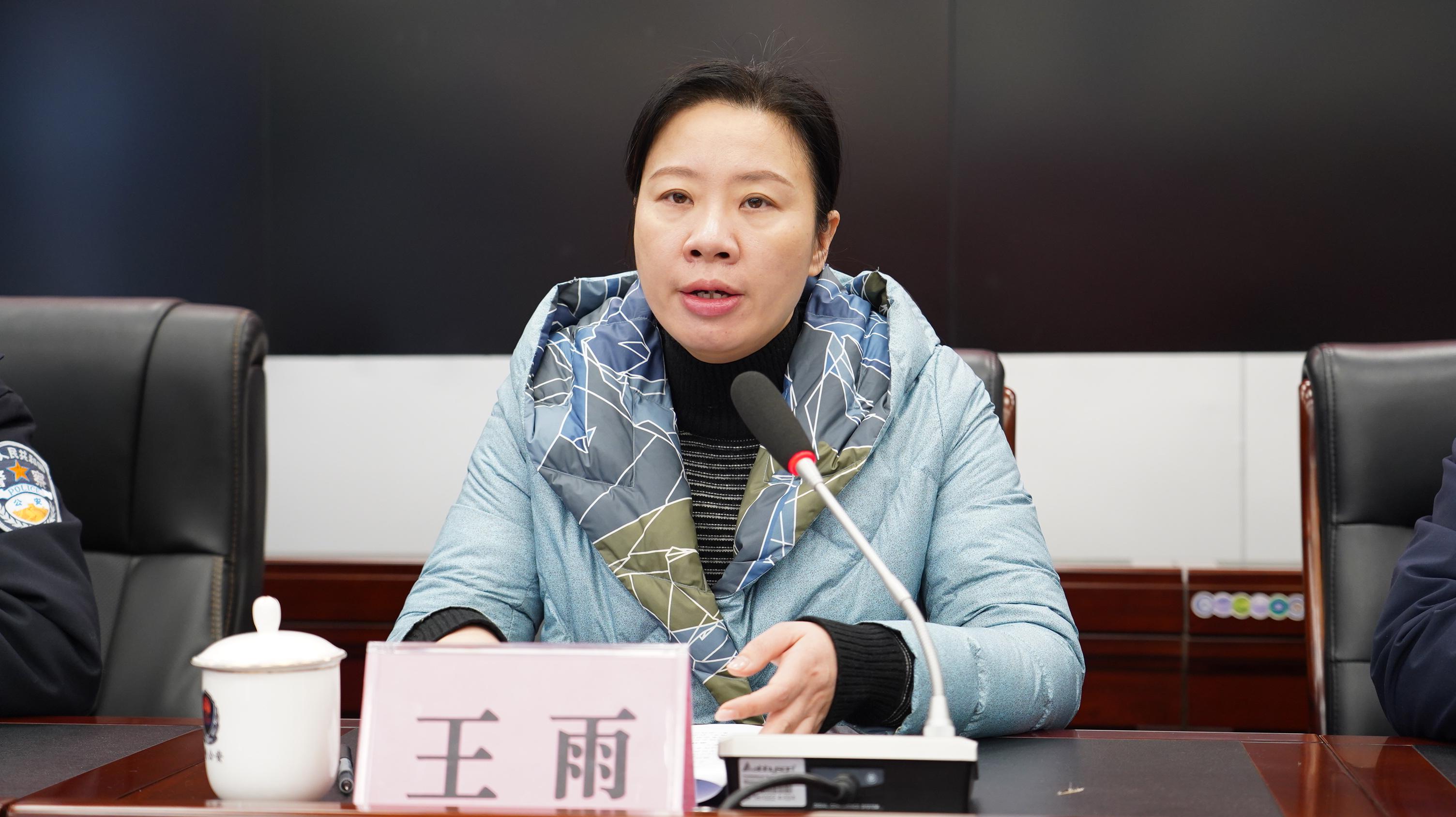 西保集团捐赠50万元,飞龙汽车捐赠20万元"1月14日,在西峡县见义勇