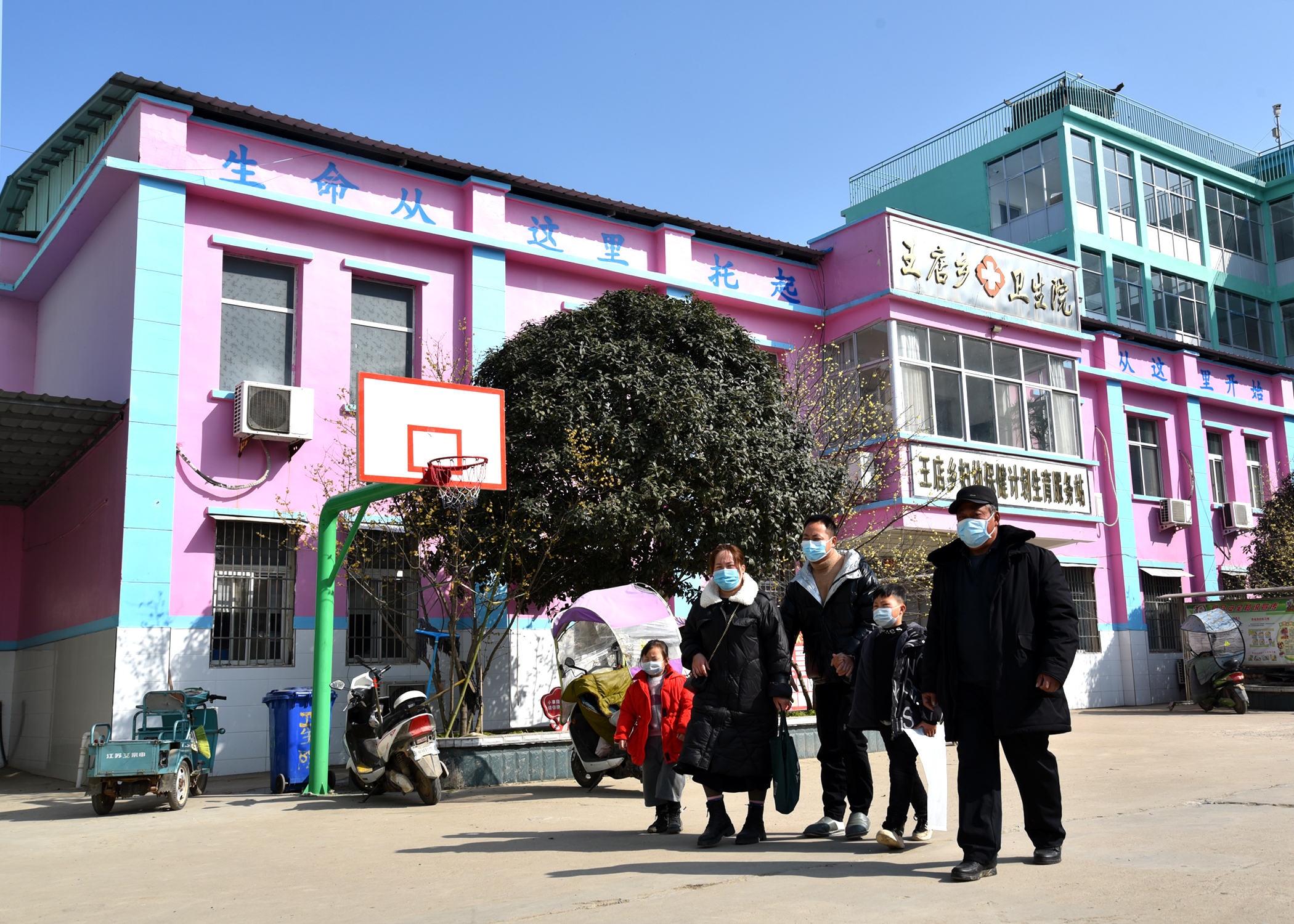 淮滨县王店乡卫生院小小卫生院抗疫有担当设备加管理联动全乡邻