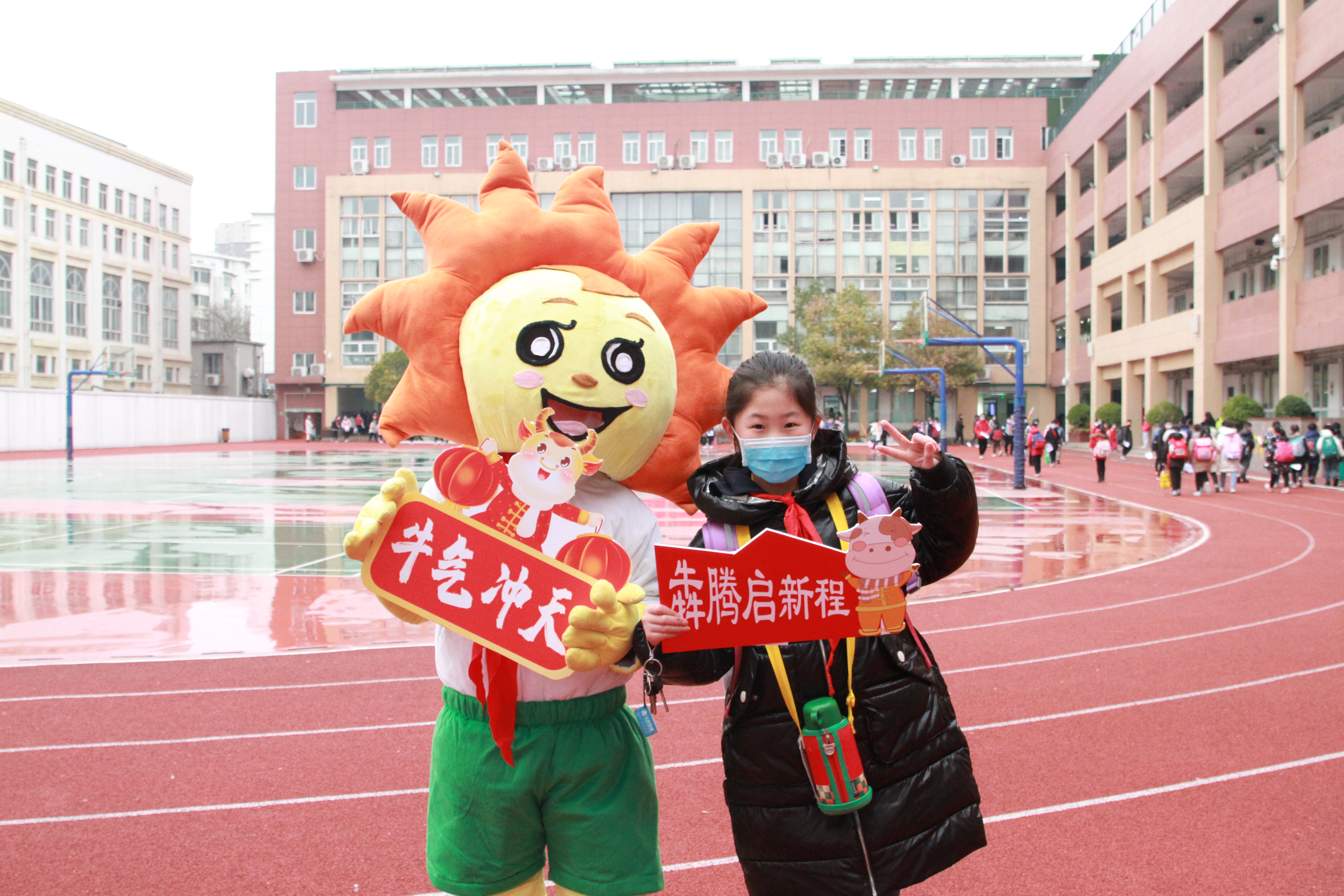 林 通讯员 耿莹莹)3月1日,郑州市金水区四月天小学的学生们手持绿植