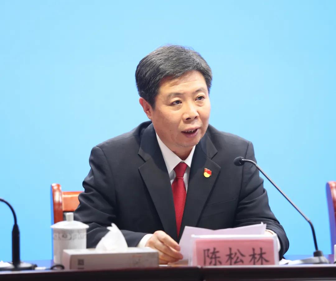 市人民检察院检察长陈连东代表全市检察院,向社会各