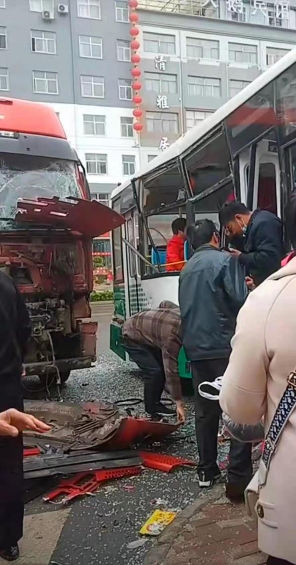 突发！陕州区街头一半挂车与公交车相撞，11人受伤