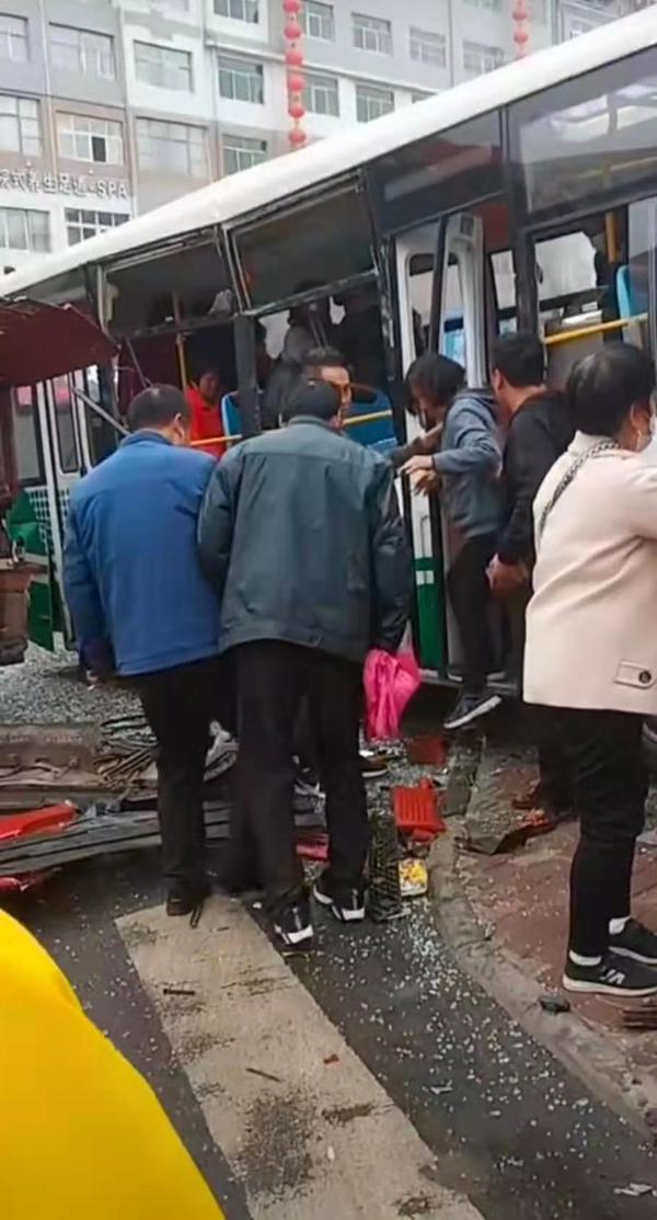 突发！陕州区街头一半挂车与公交车相撞，11人受伤