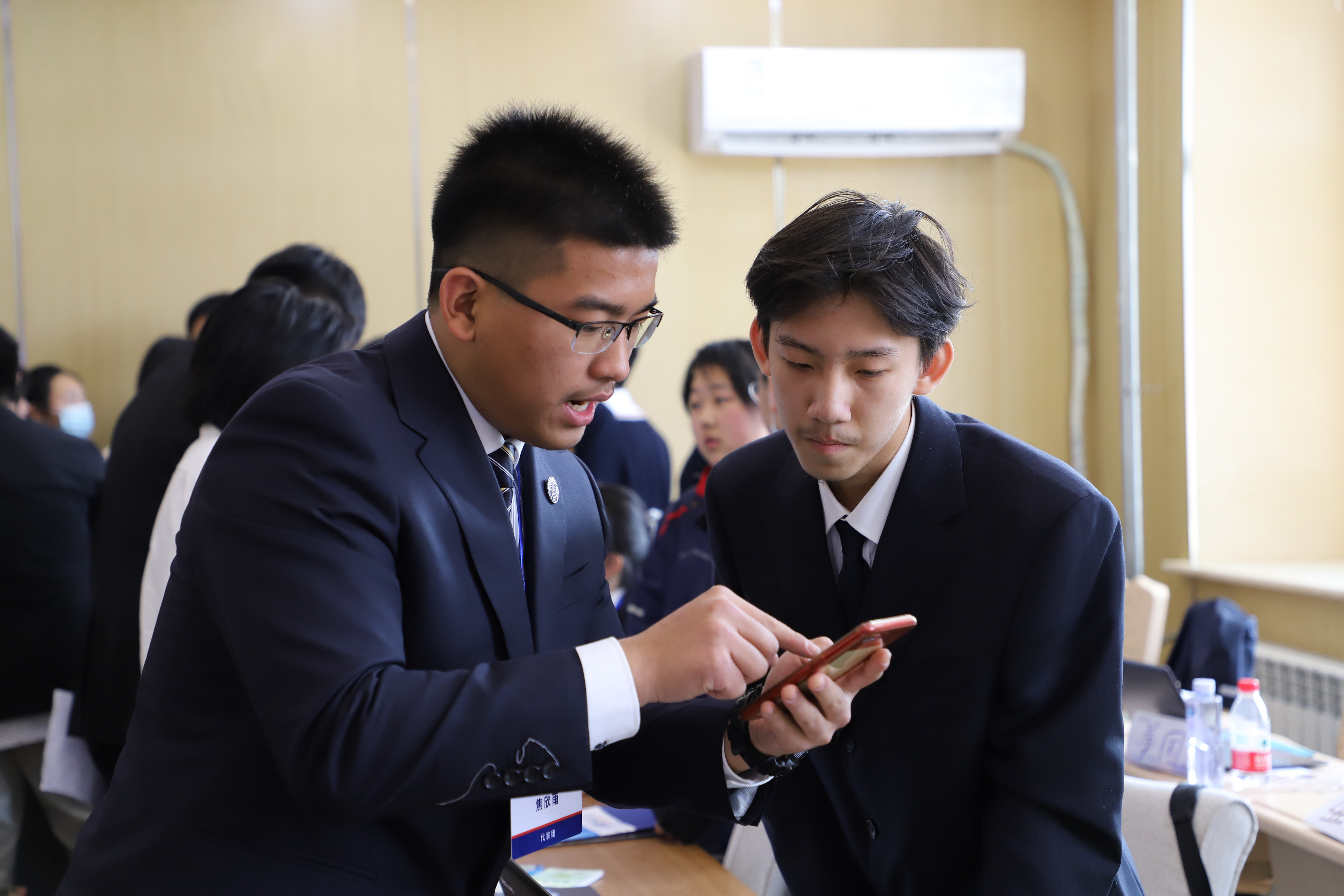 纵横捭阖唇枪舌战小外交官齐聚郑州中学为世界发声