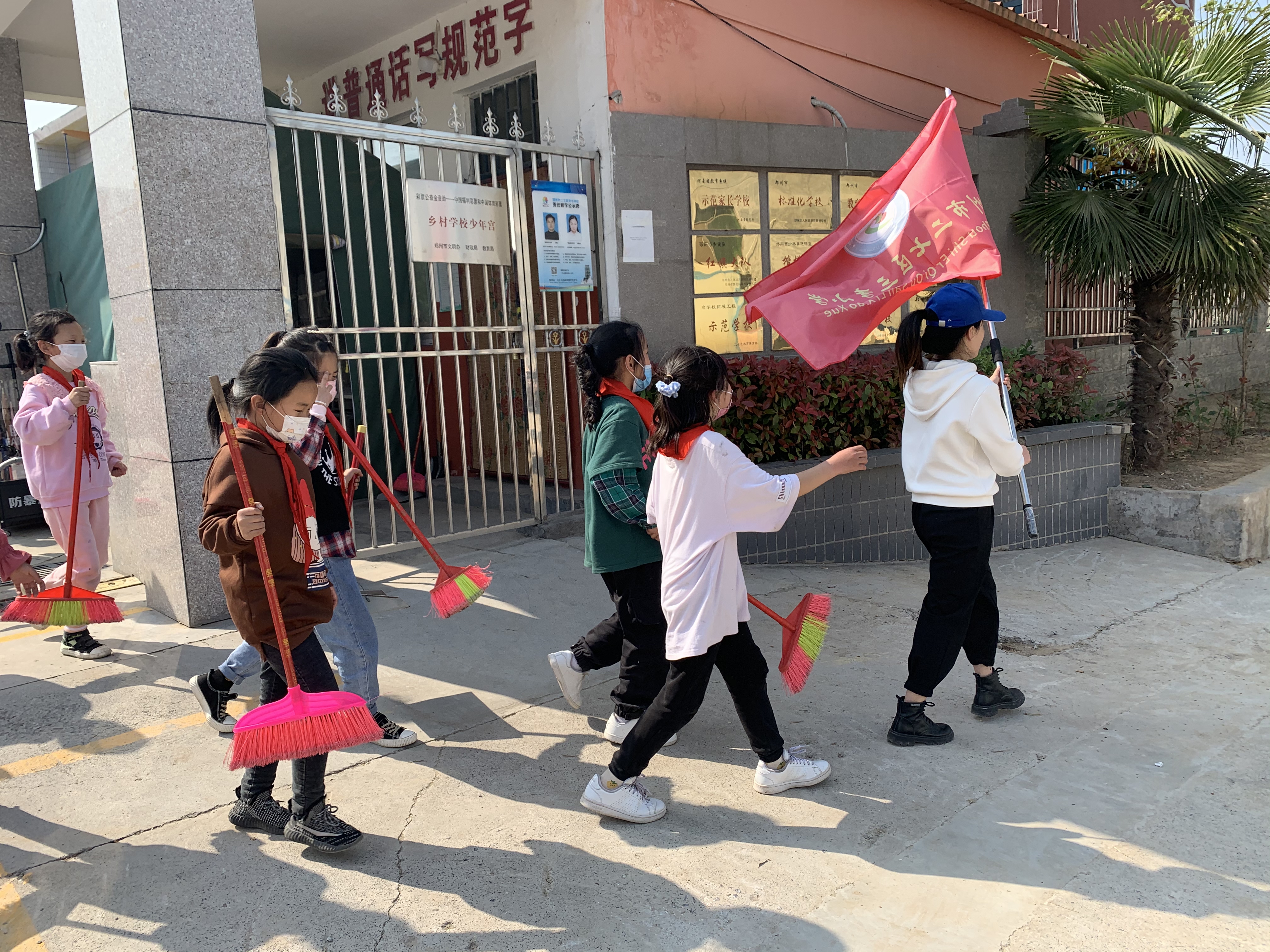 郑州市二七区三李小学的同学们为城市变美添砖加瓦 河南商报