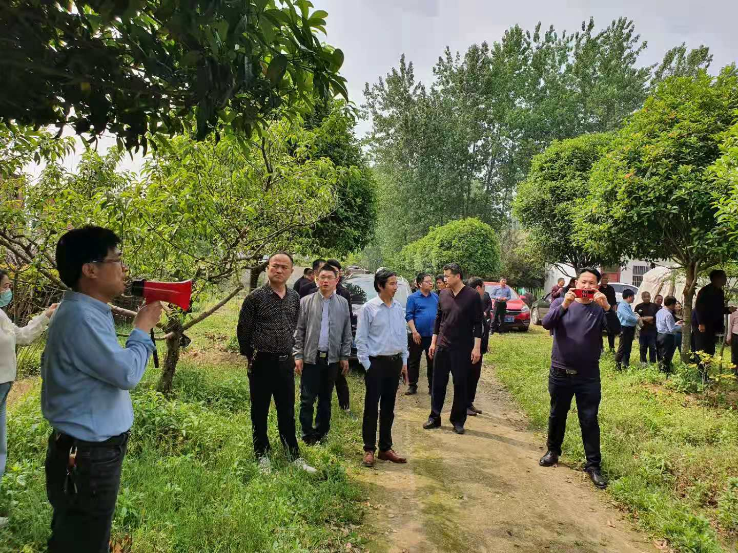 观摩结束后,在镇会议室及时召开了点评会,镇党委书记黄俊红强调,"逐村