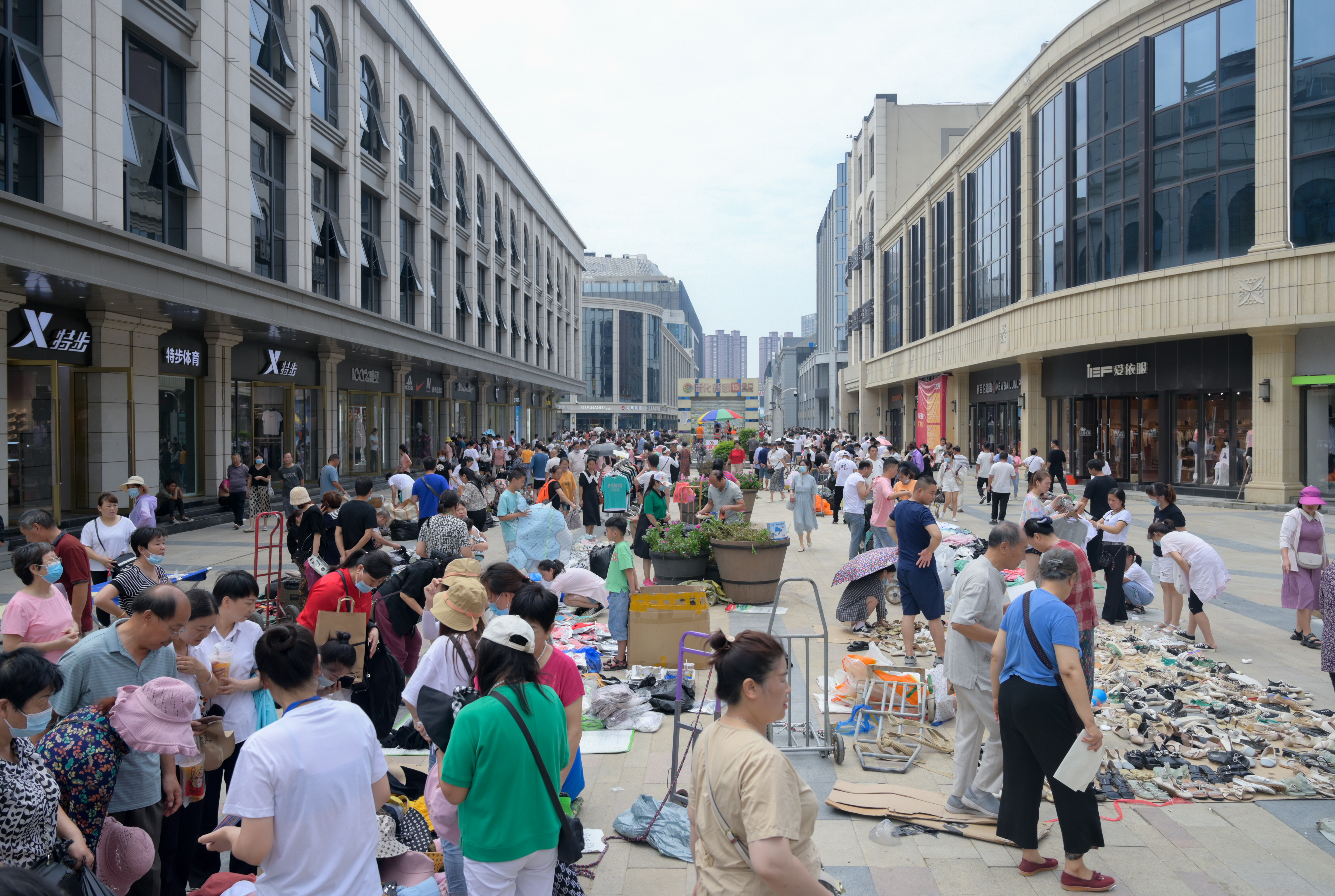 德化步行街摆满了泡水,受潮的商品