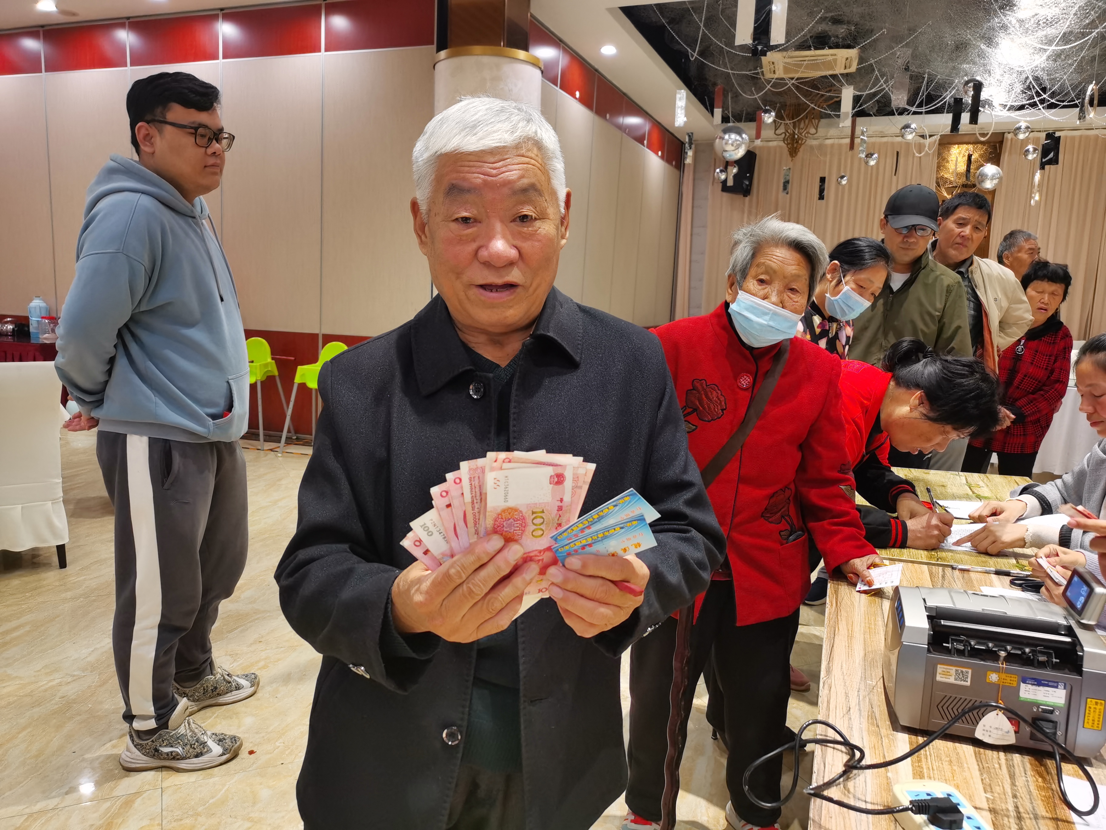 实在!洛阳一社区庆祝重阳节,为60岁以上老人发放现金1000元