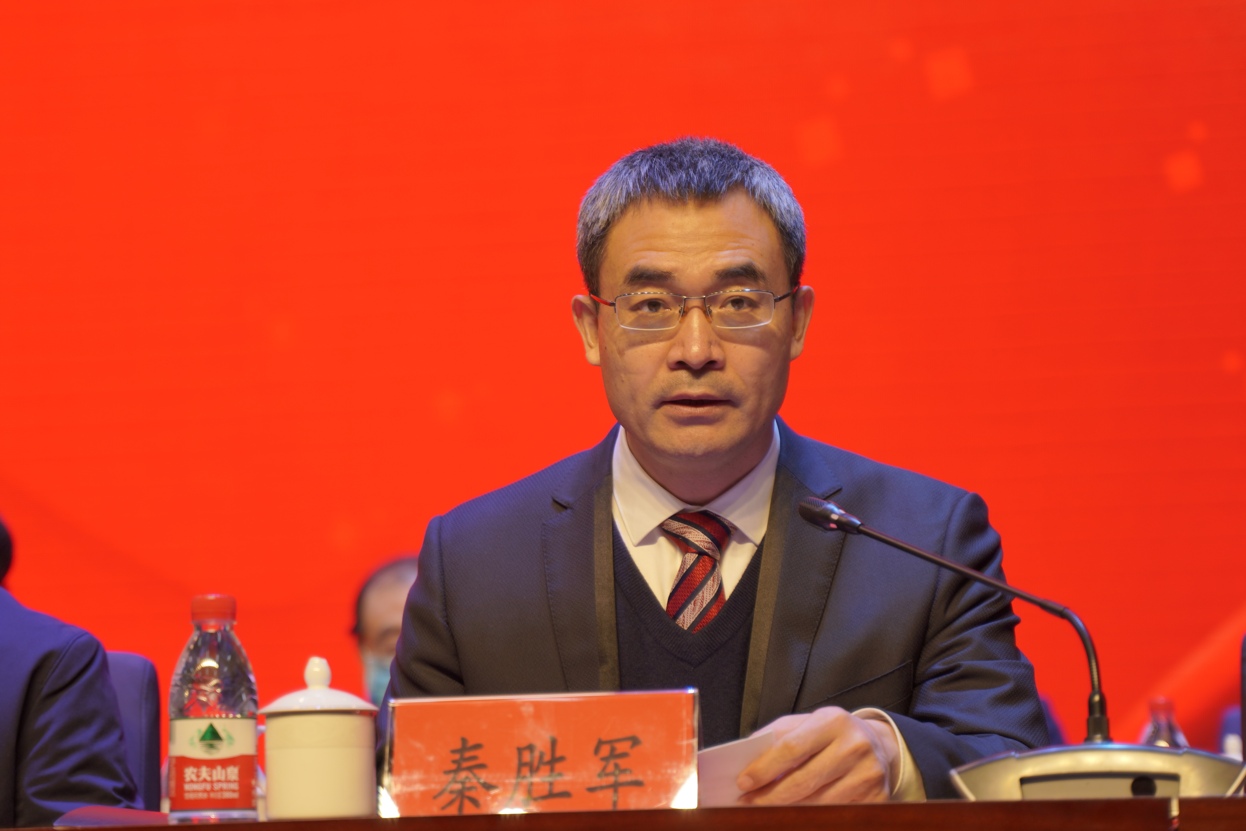 秦胜军代表市委,市政府向河南科技职业大学建校40周年表示祝贺.