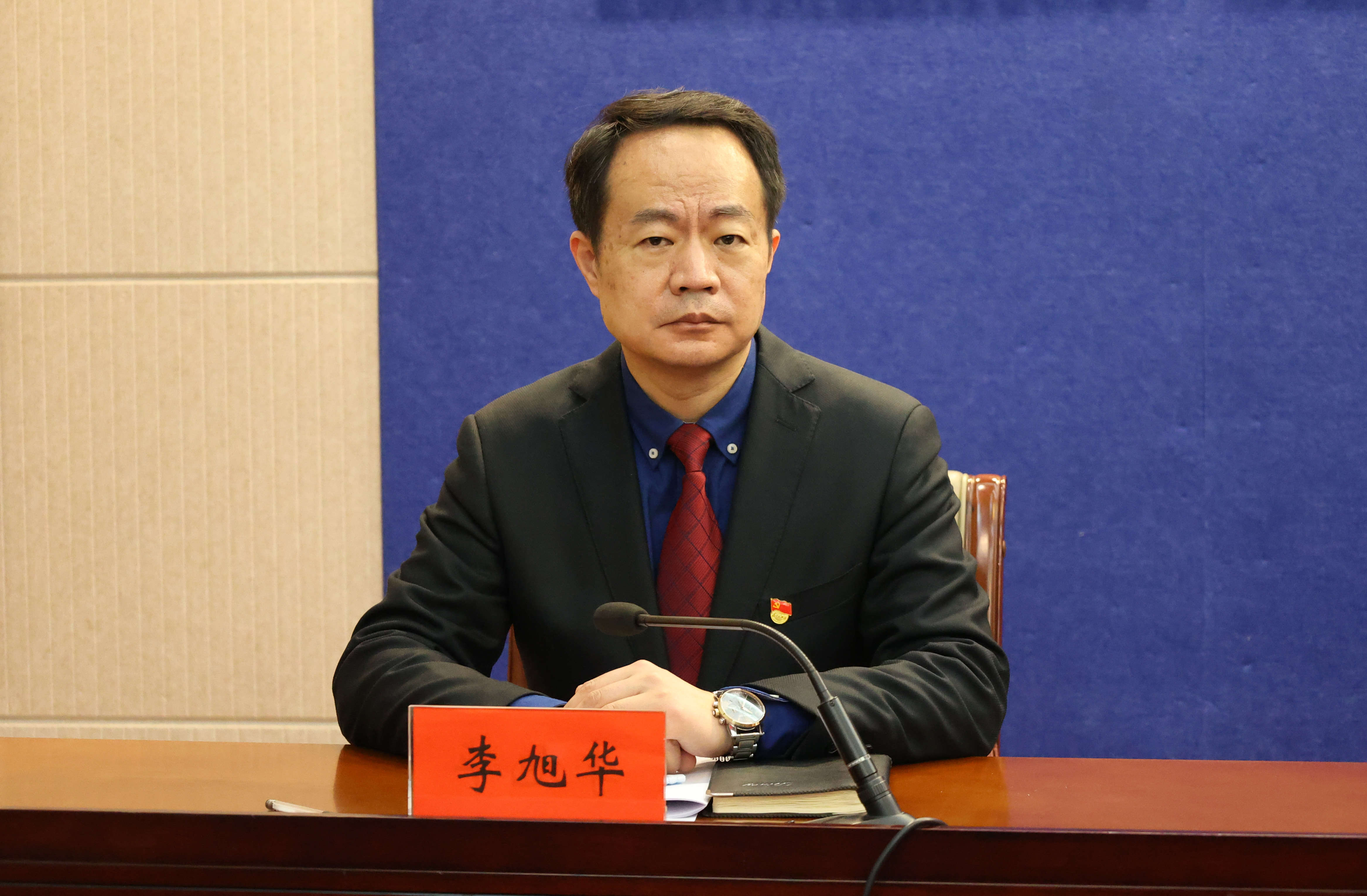 焦作市委宣传部新闻发布办主任李旭华主持发布会会议发布了两起电信