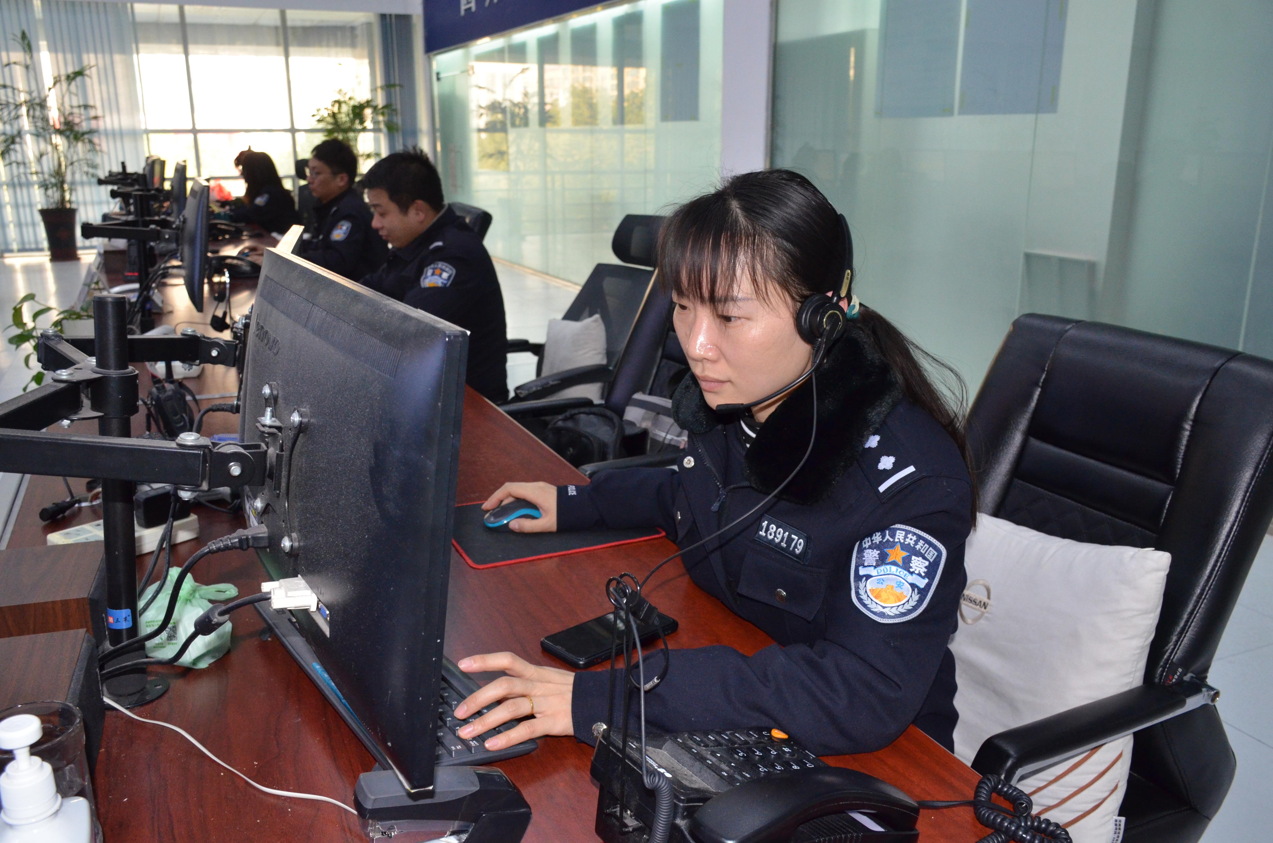 接警台上的"五味人生"——记固始县公安局110指挥中心