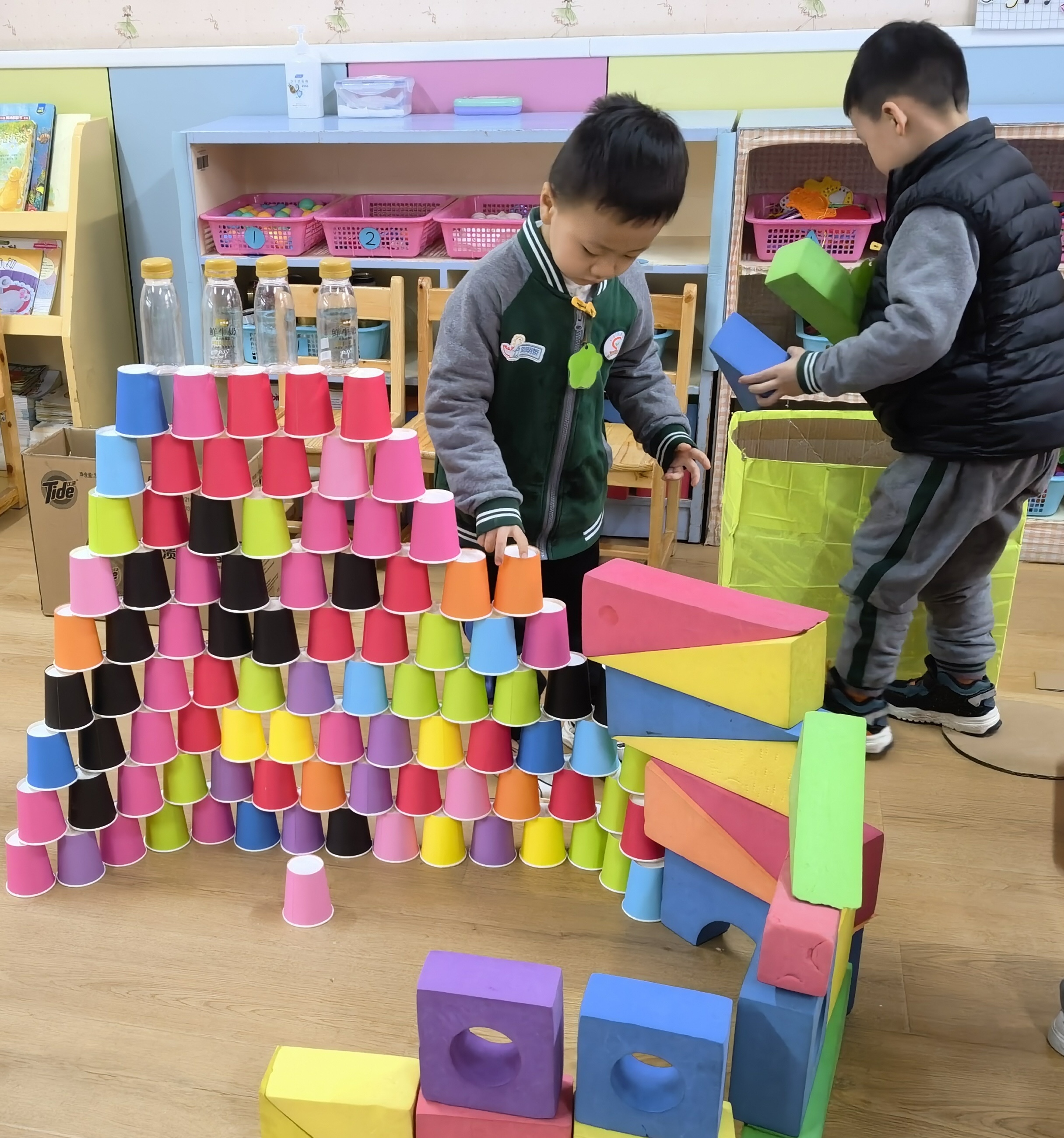 郑州市管城区商城幼儿园中四班开展纸杯创意搭建活动