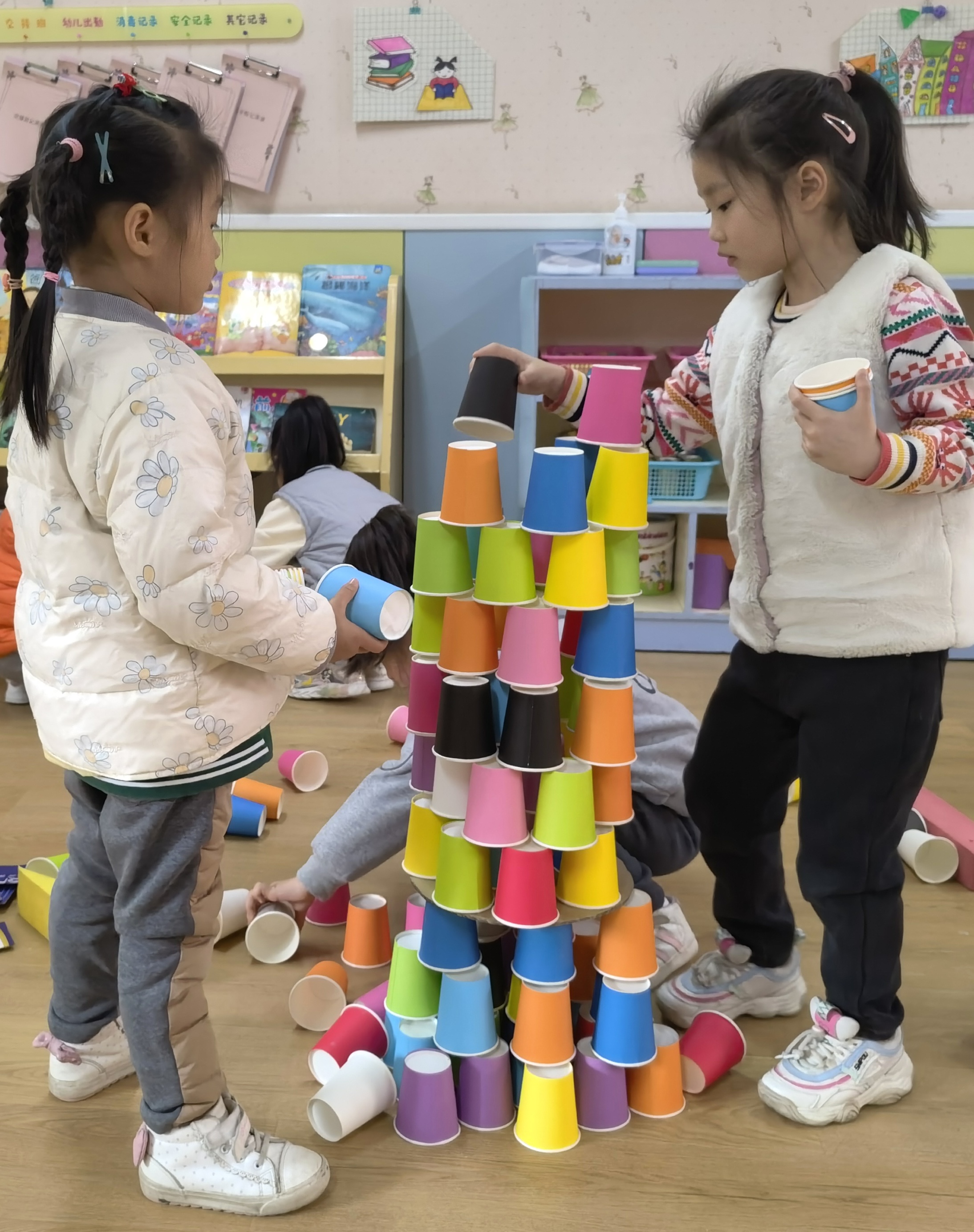 郑州市管城区商城幼儿园中四班开展纸杯创意搭建活动