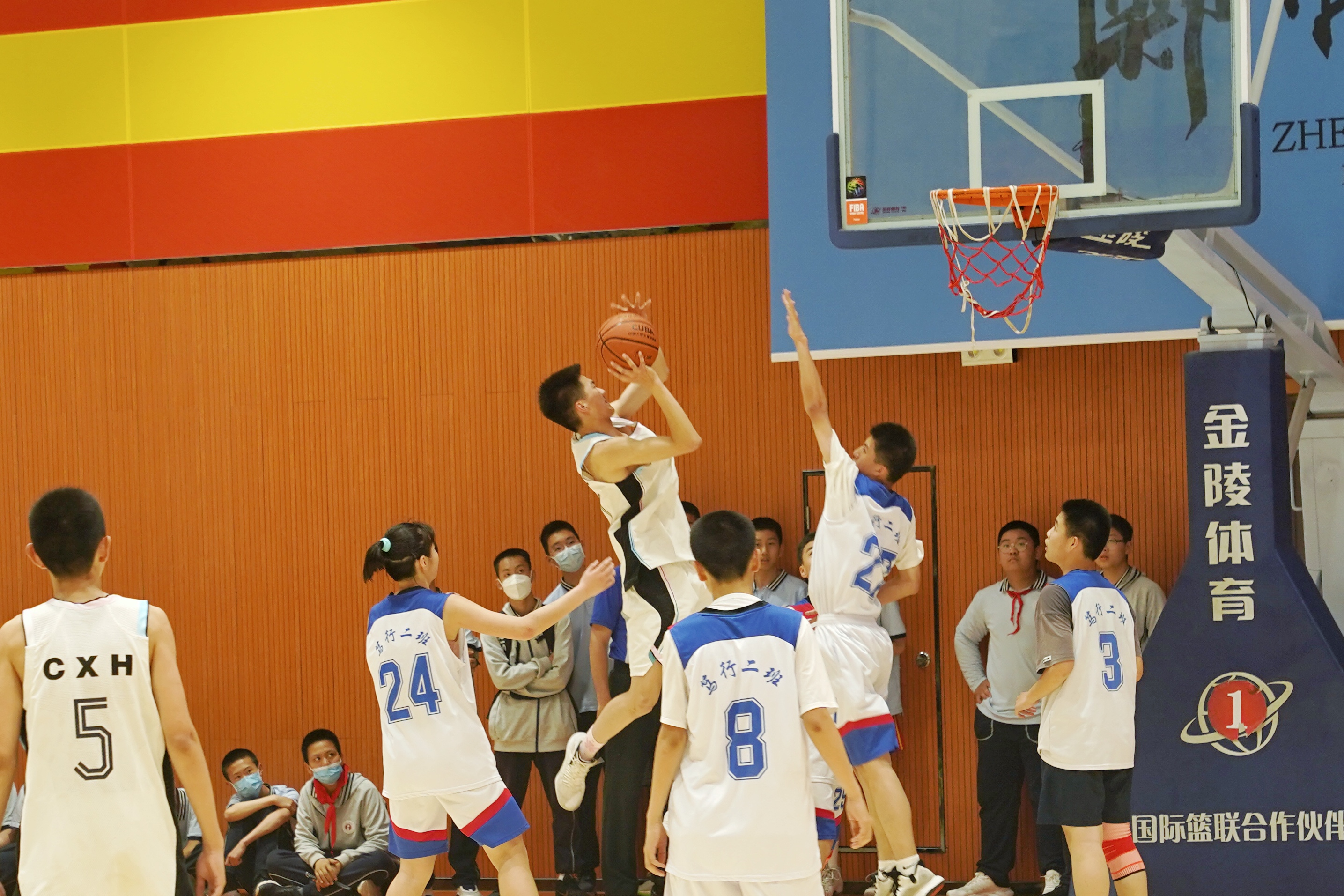 落实双减强体魄八中篮球展青春