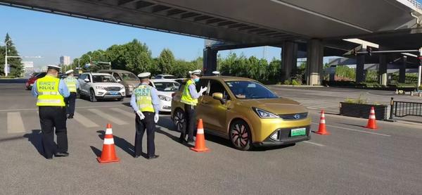 郑州交警对出行车辆进行劝返 线下车驾管业务暂停办理