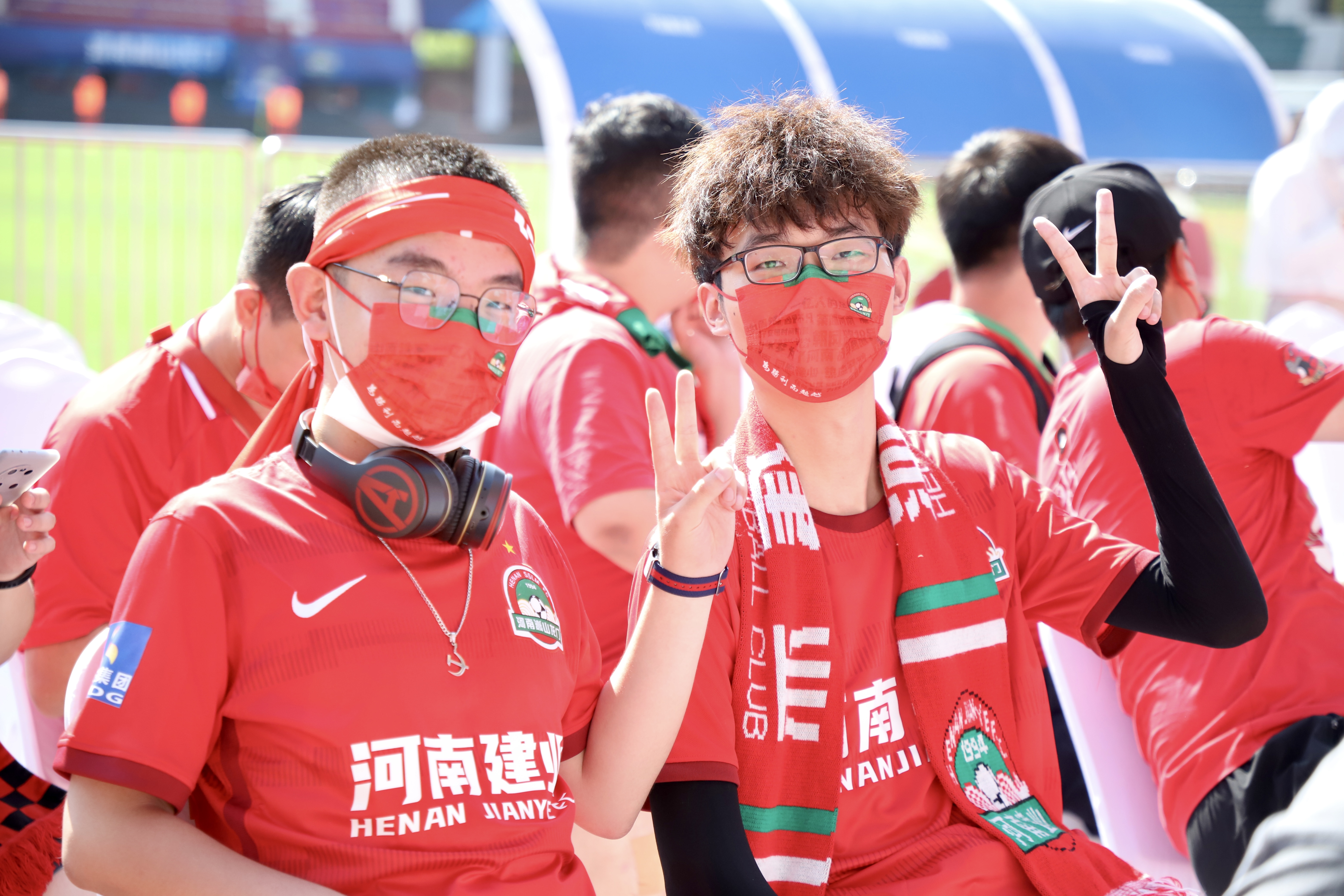 河南嵩山龙门俱乐部新球衣展示时隔980天,郑州航海体育场再次启用