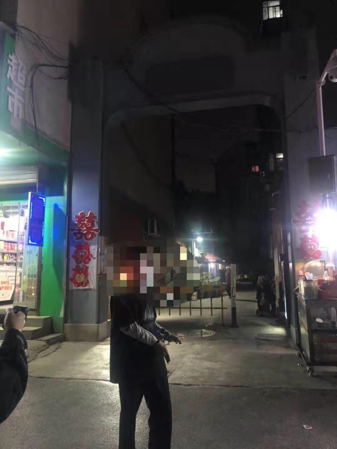 |男子夜间推着电动车在路上走，看到民警后撒腿就跑……