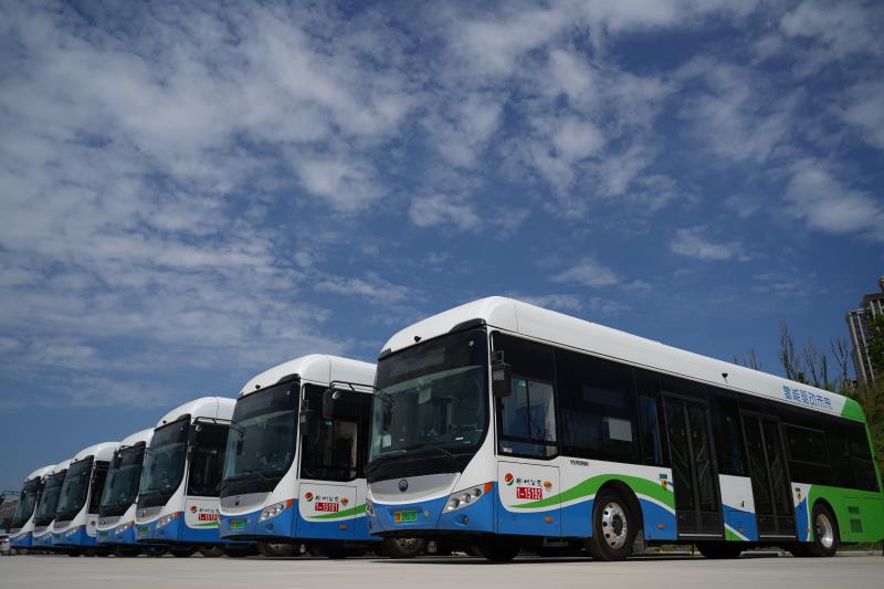 节假日期间,公交一公司还将组织公交志愿者,在人流量较大的线路站点做