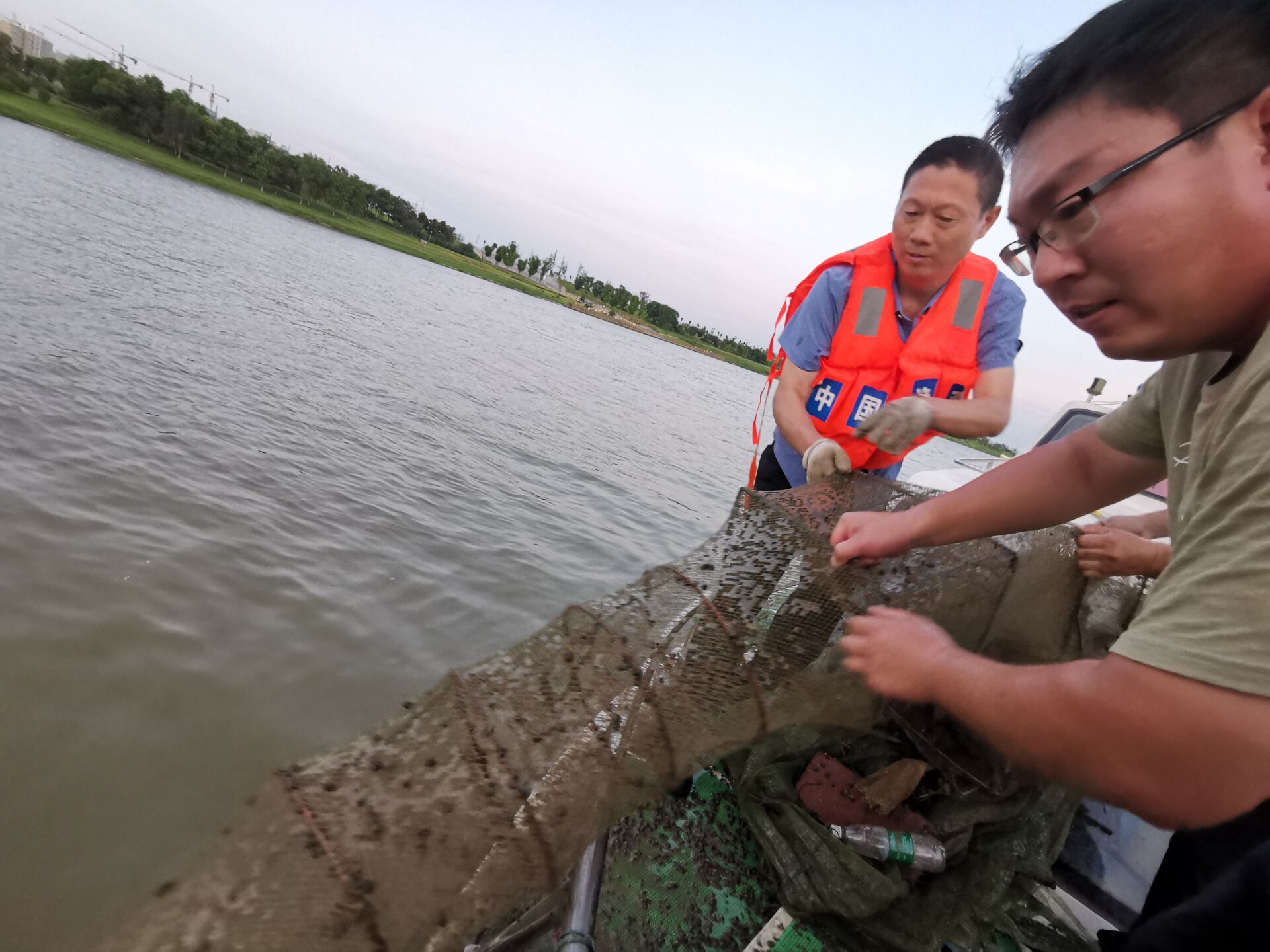 地笼|《沙颍河内现地笼！鱼虾难逃“绝命阵”》追踪：两个半小时收缴31个地笼