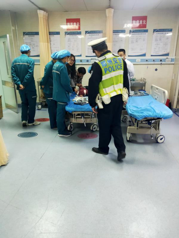 |郑州1岁幼儿高烧抽搐，交警驱警车狂奔，5分钟跑完11分钟路程