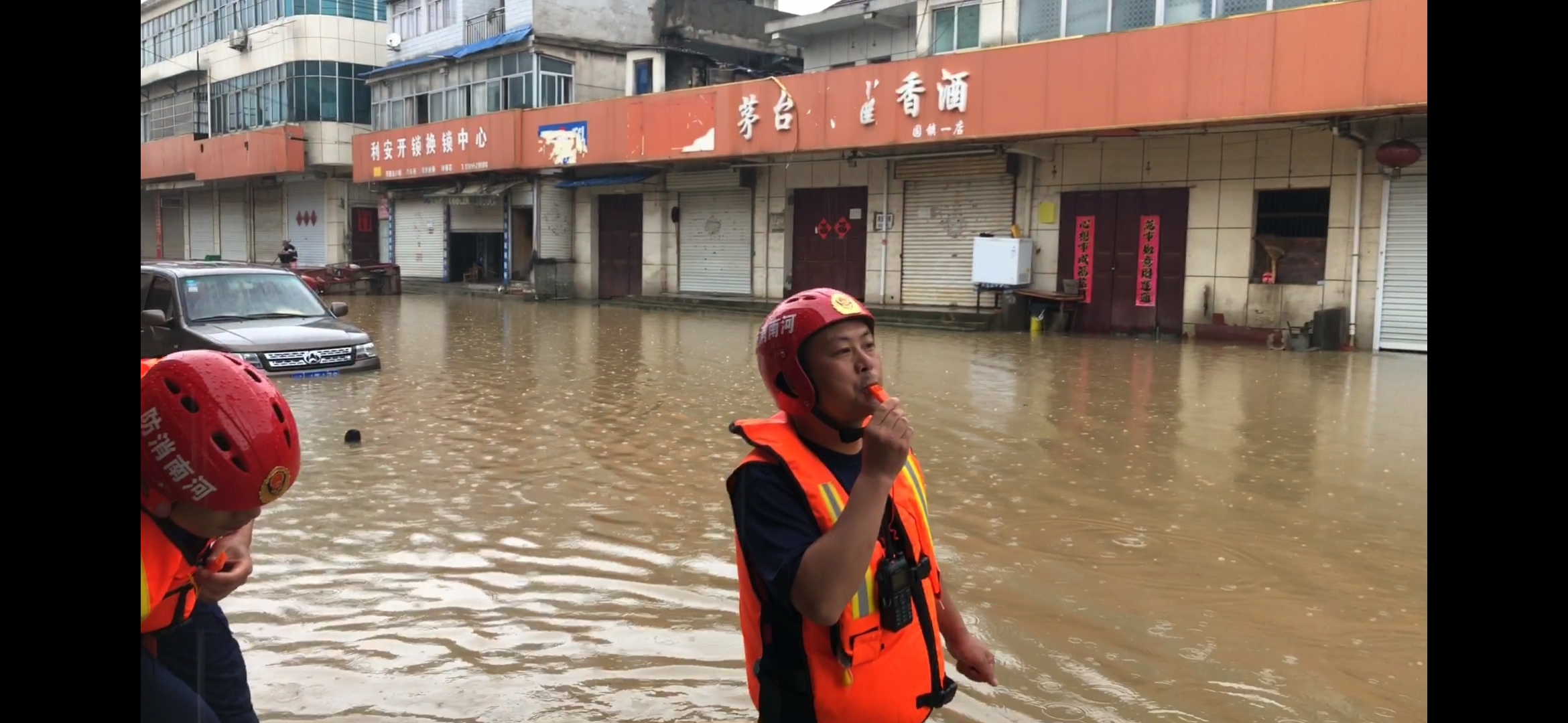消防员|“娃长大了，一定让他当消防员！”河南消防员洪水中救出1岁重病男孩