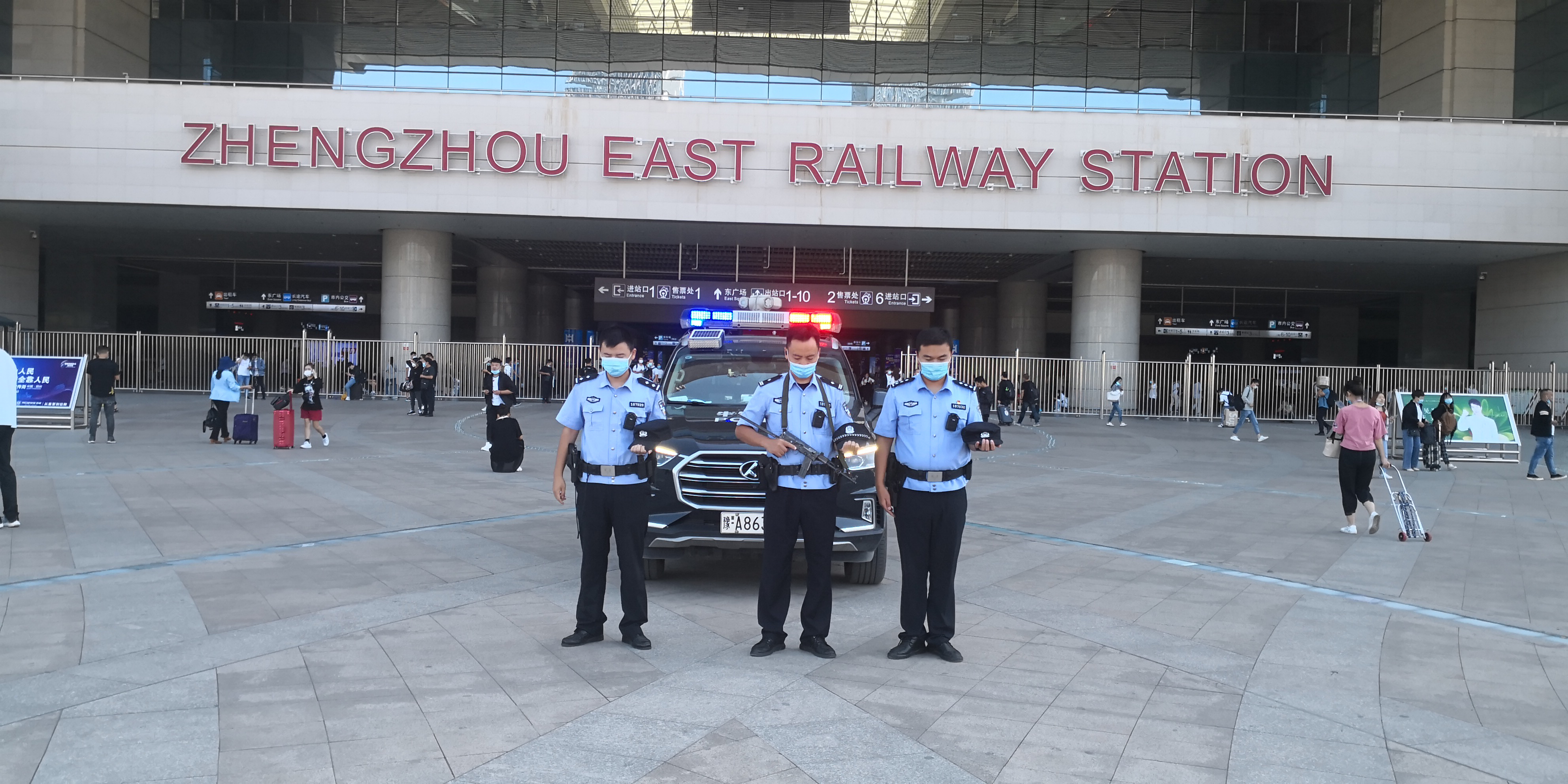 防空警报|震撼！警报拉响，郑州特警脱帽默哀！