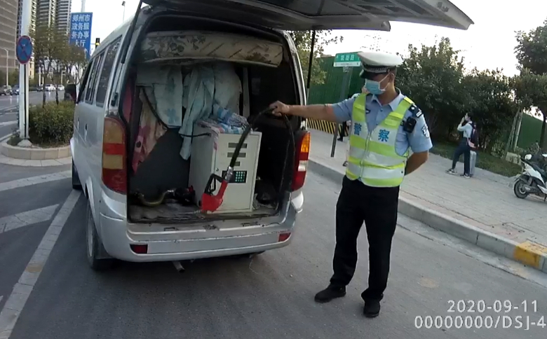 面包车|看看这辆面包车！交警查了半月发现它“肚里”藏着大秘密