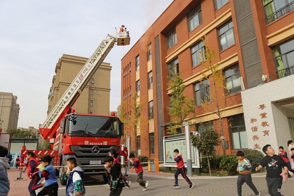 |郑州某小学发生火灾有师生被困? 消防车驶入校园展开“紧急救援”