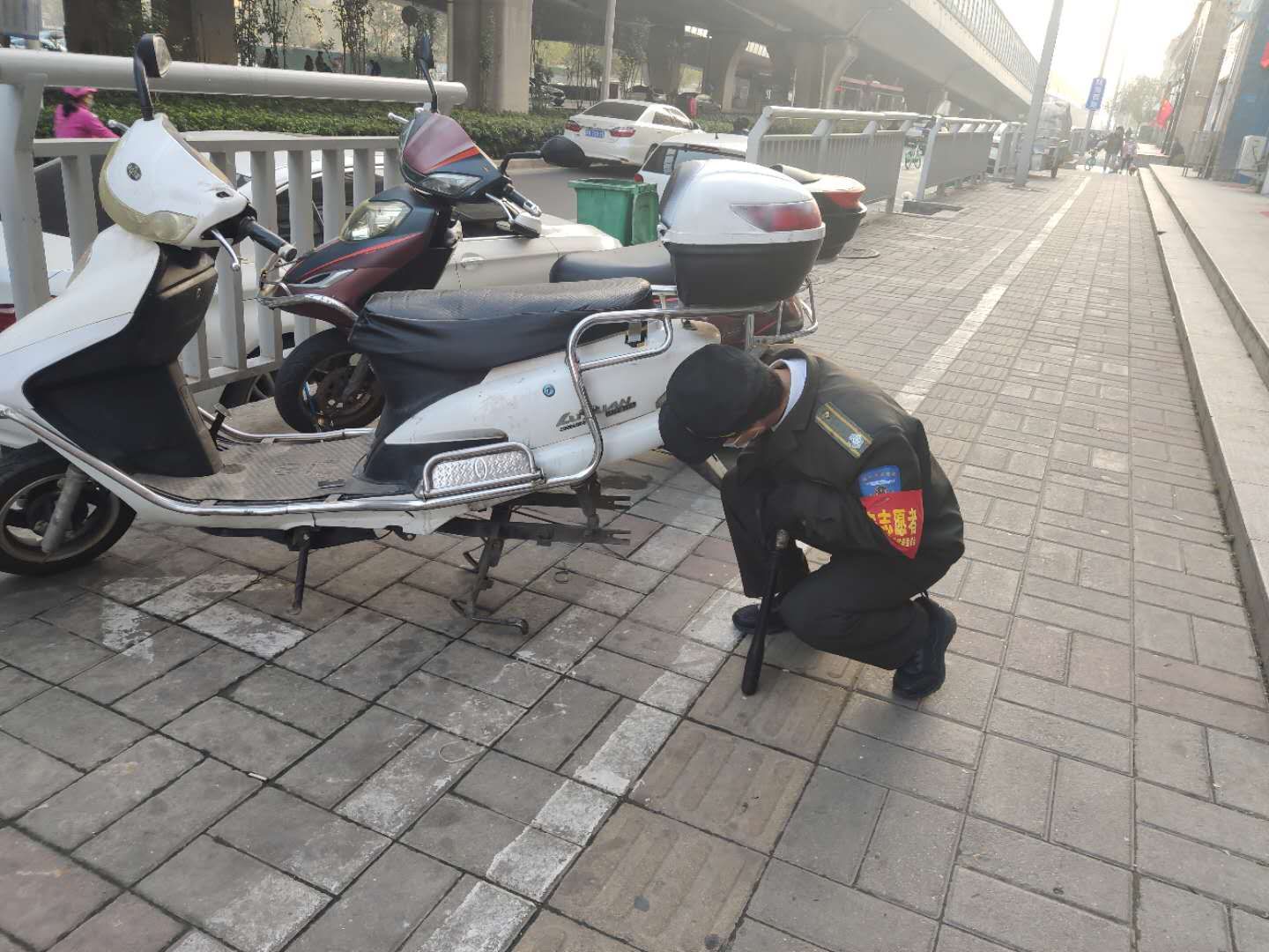 |电动车停泊街头两天 盗窃者不“按常理出牌”，偷了这样东西