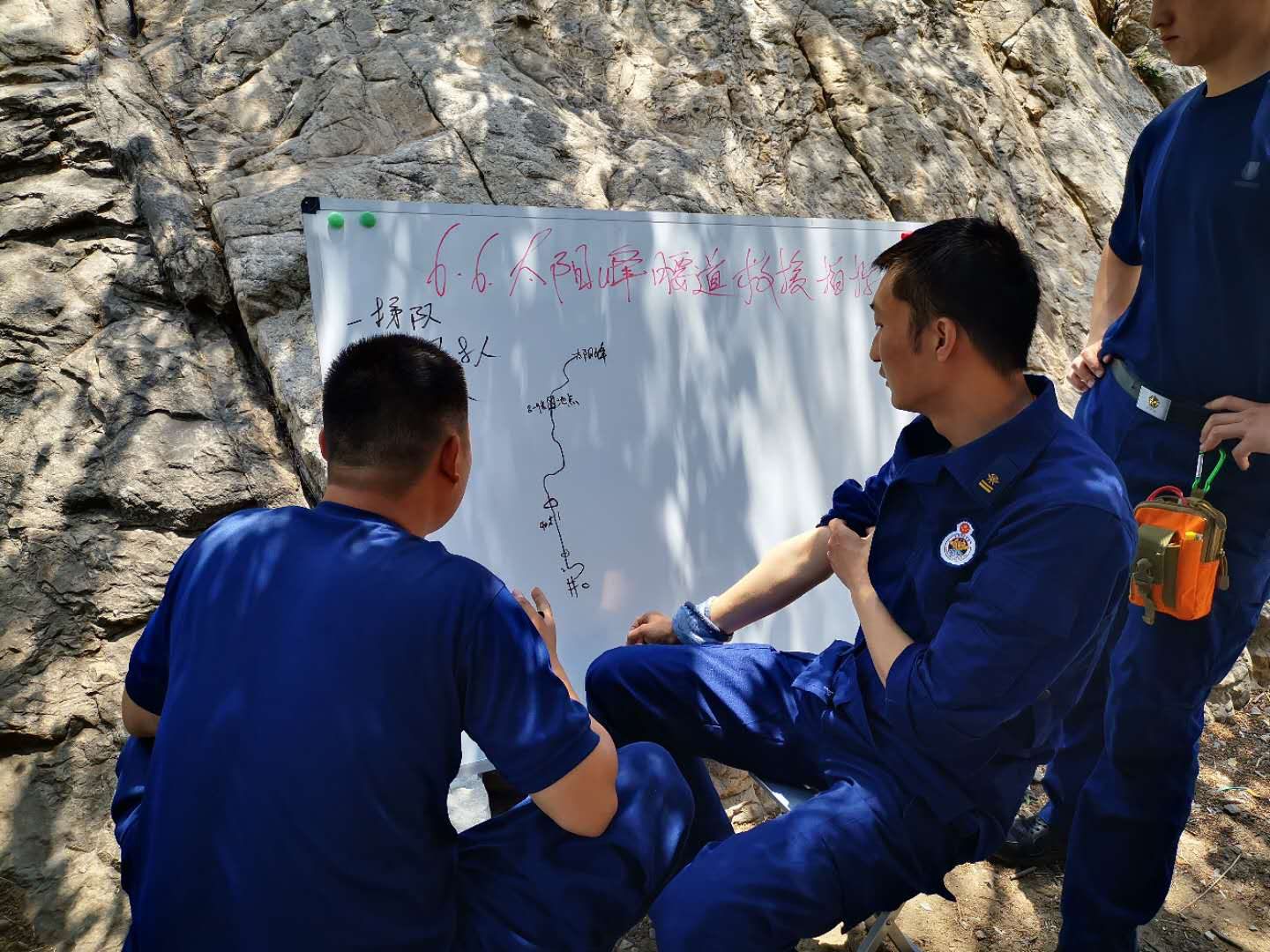 嵩山女子登嵩山坠崖后被树拦下，救援人员紧急营救，6小时后伤者被抬下山