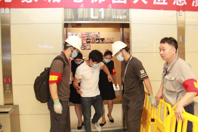 电梯事故|商场里有人被困入电梯，怎么办？