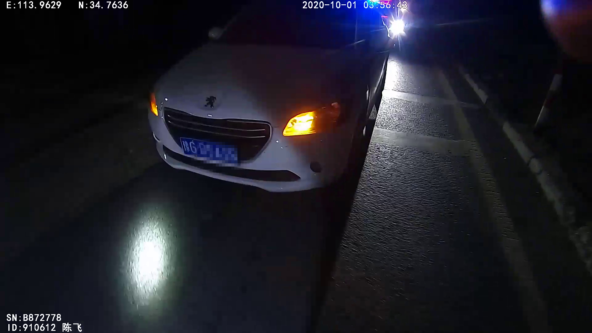 |奇怪，这辆小轿车为何凌晨长时间停在十字路口不动？