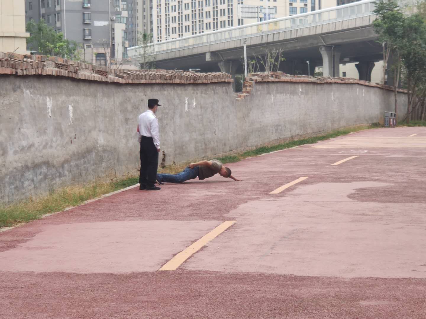 |倒立行走、单手俯卧撑 年近六旬男子健身不简单