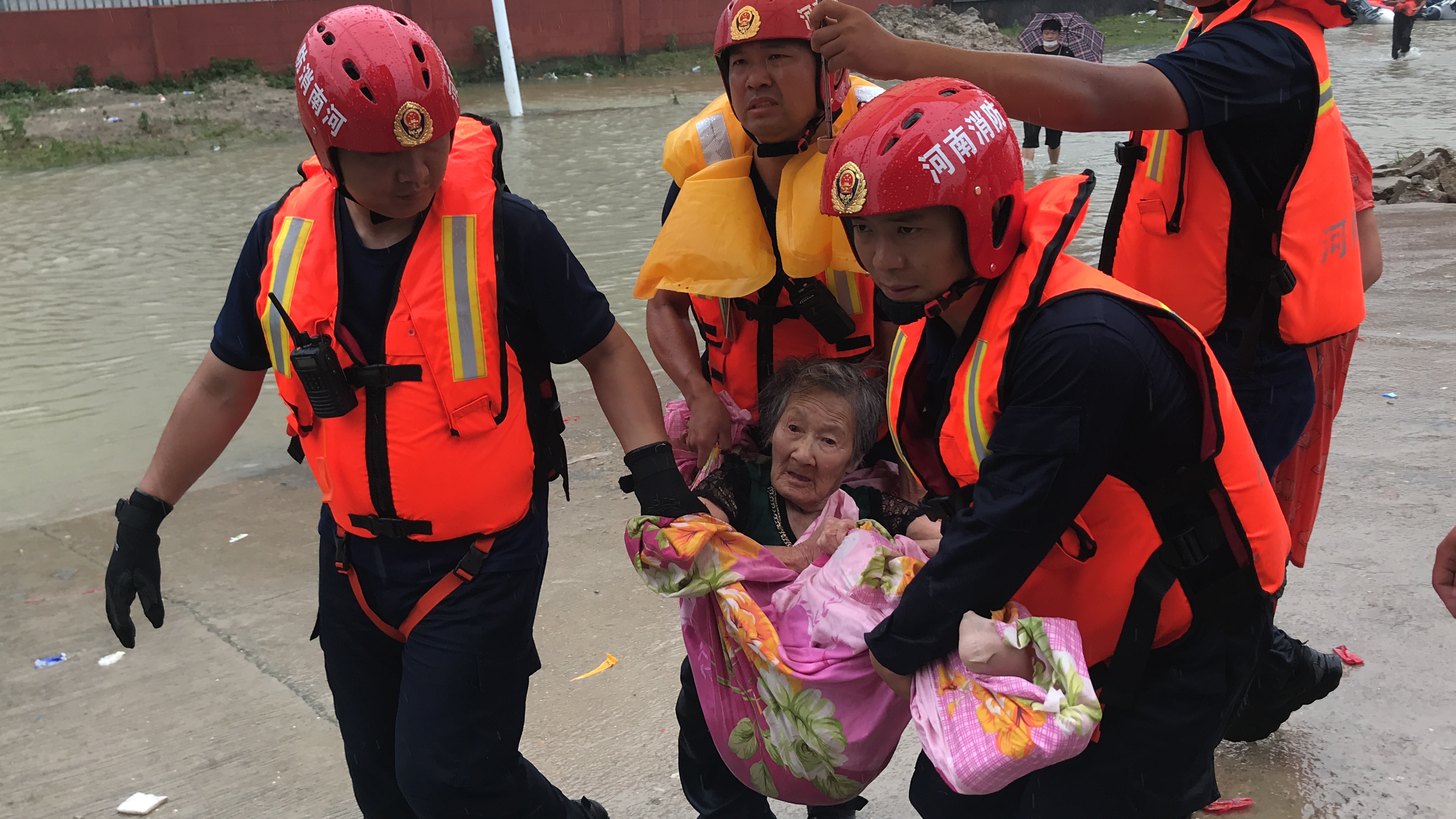 橡皮艇|救下重病老人，河南消防员流泪自责：“早来两天就好了！”