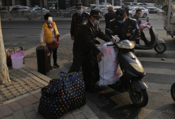 |母亲病重，女子越急越打不到车回家，还好有他们