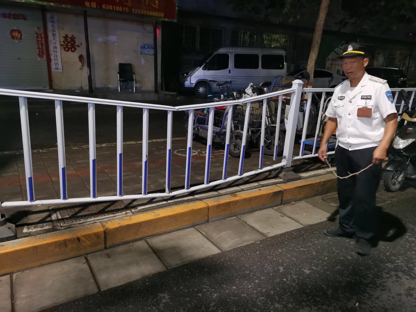 |一根枯树枝从天而降，街头护栏被砸弯，路人躲过一劫