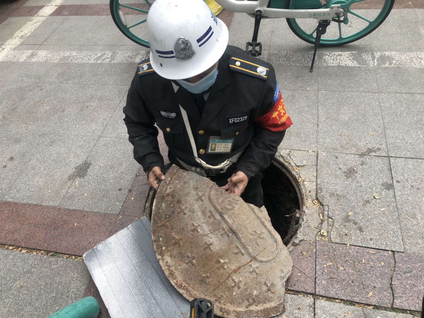 |追踪| 三天了，郑州百花路上的无盖窨井仍在“张口”？