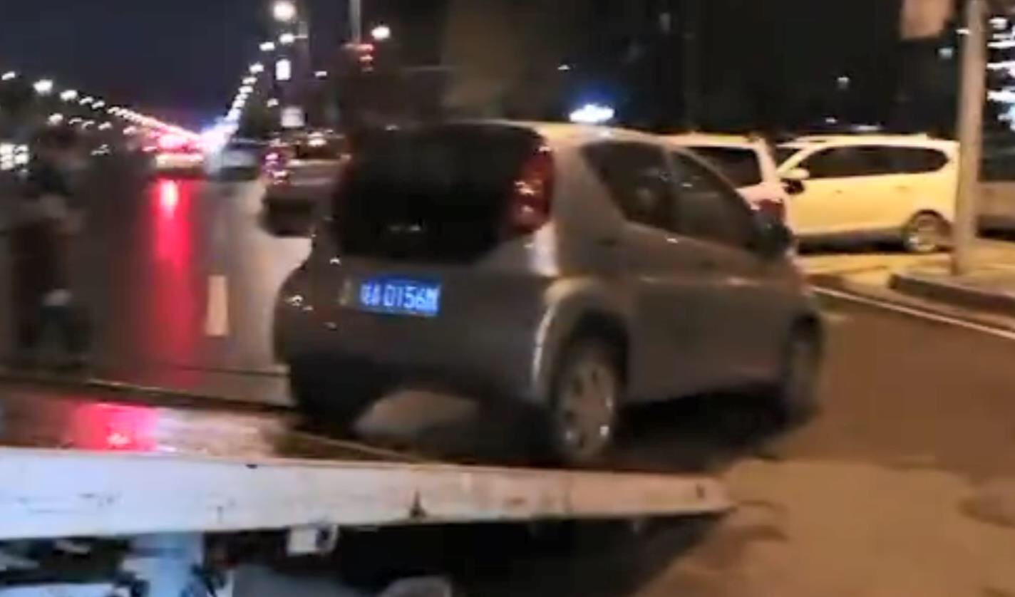 『中牟』中牟交警出动拖车，疏通商都大道“肠梗阻”