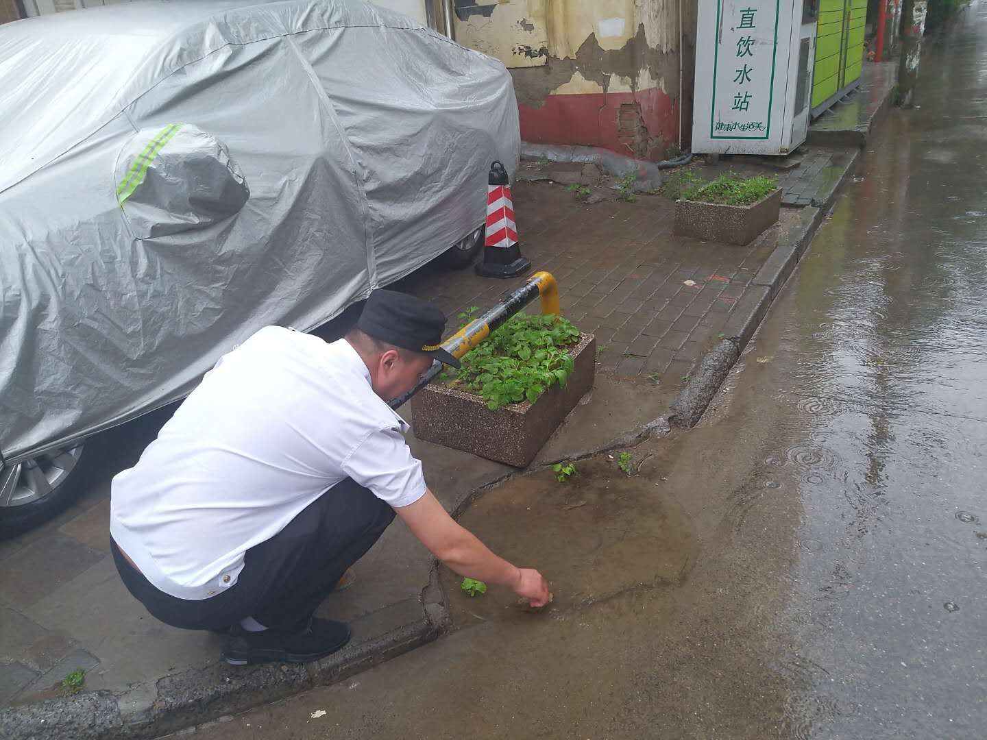 下水道平时将垃圾扔进下水道，大雨致小区和道路积水严重