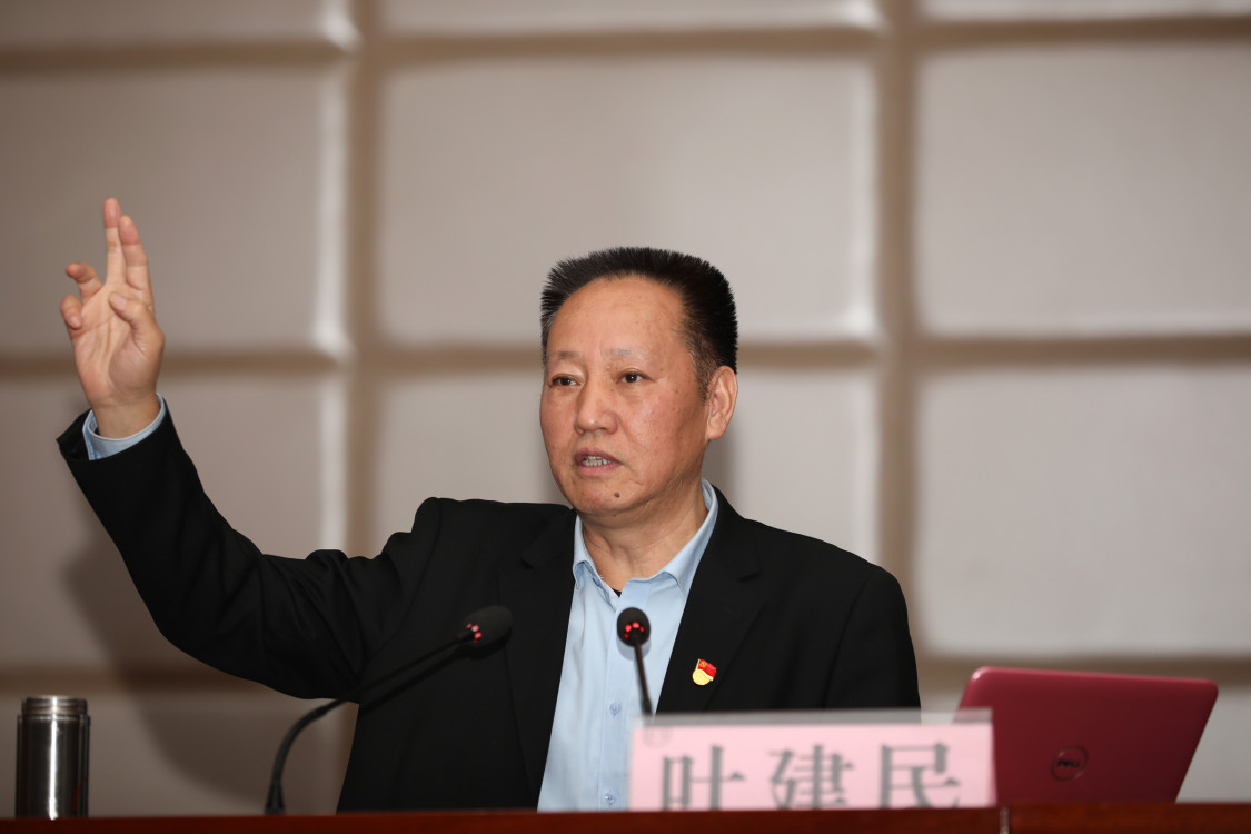 叶建民教授1975年毕业于鹿邑县高级中学,1976年12月光荣入伍,1979年2