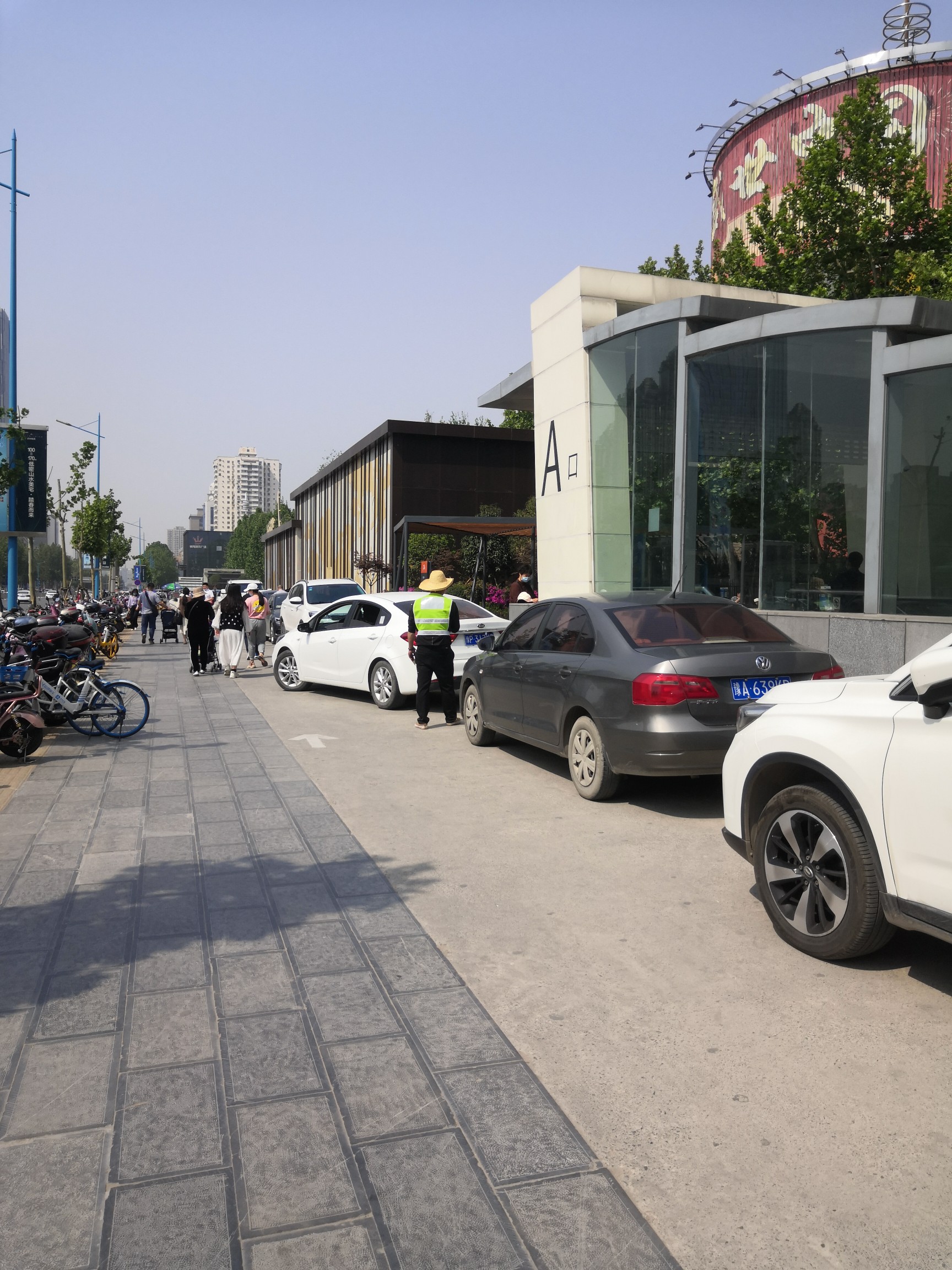 郑州花园路这个违规停车场为何存在一年多市民何不建成正规停车场