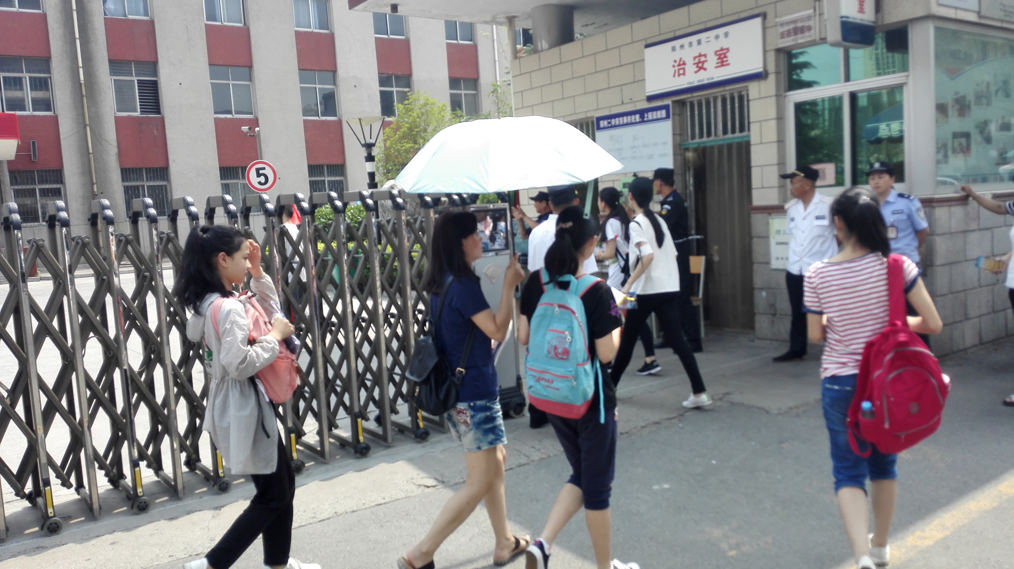 【直击中招】2017年郑州市区5.44万初三考生走进中招考场