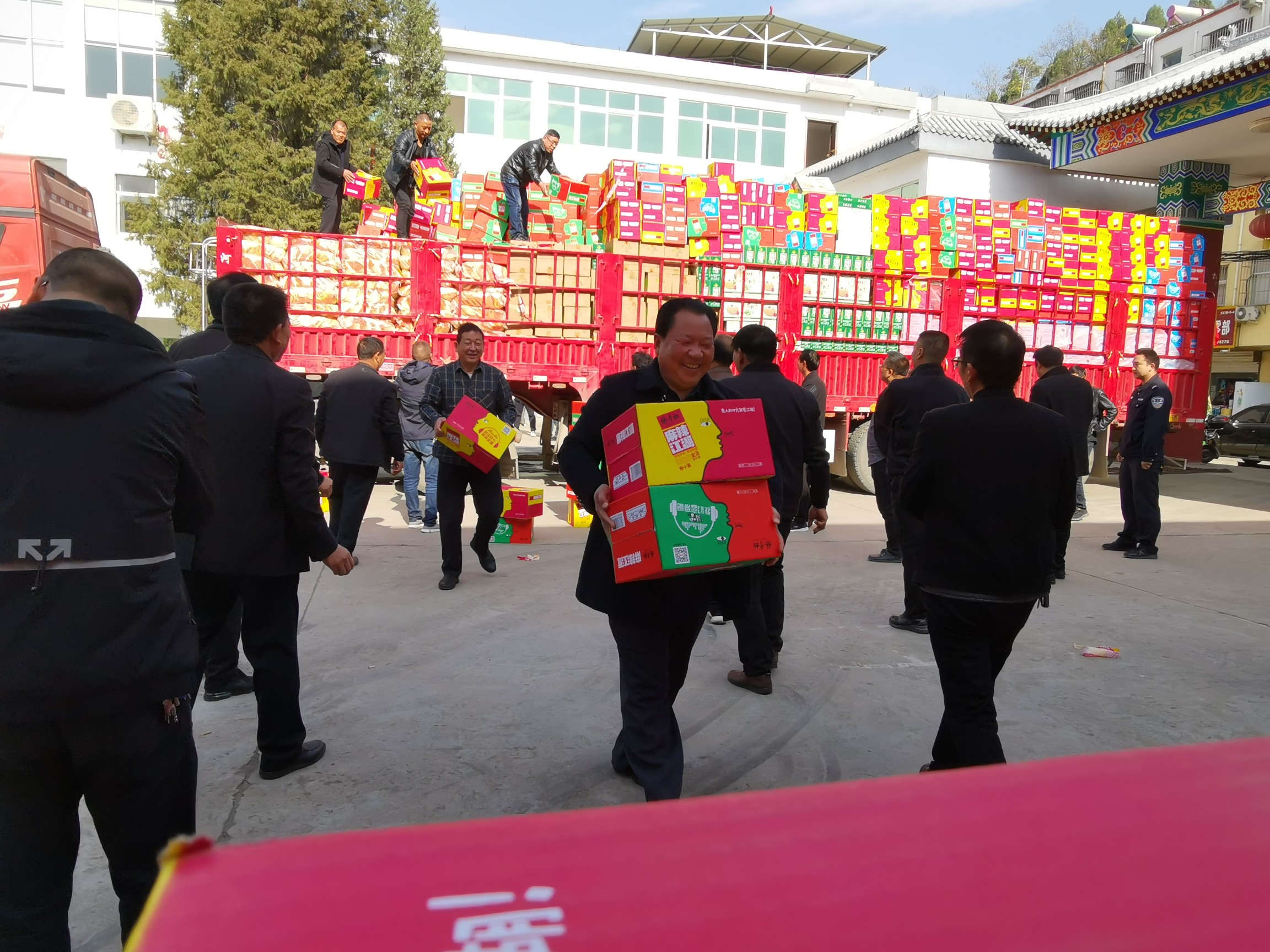 |来自孟州的价值百万元扶贫款物，捐给了嵩县两个乡镇