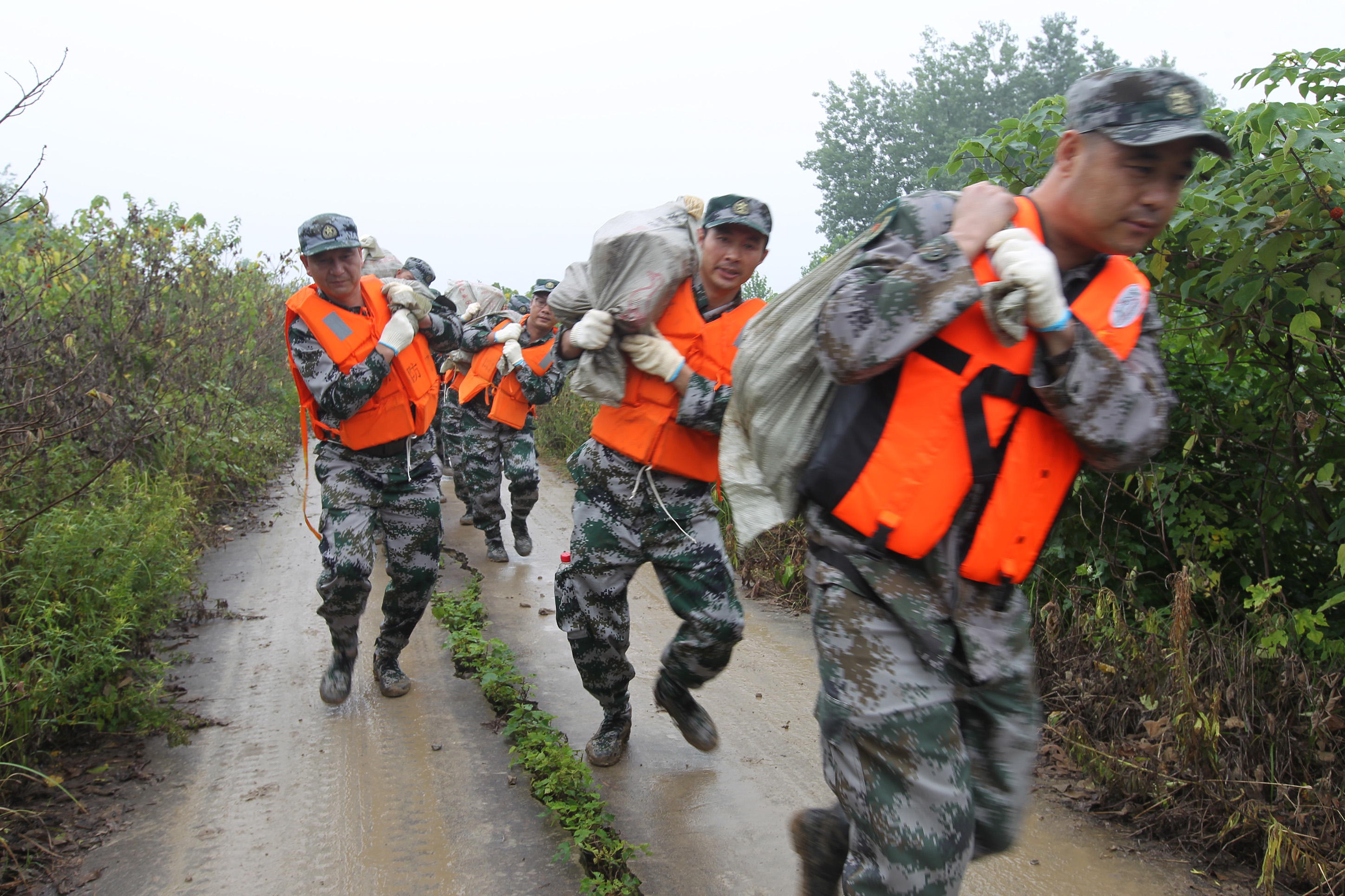 潢川|信阳潢川县：民兵冒雨封堵决口