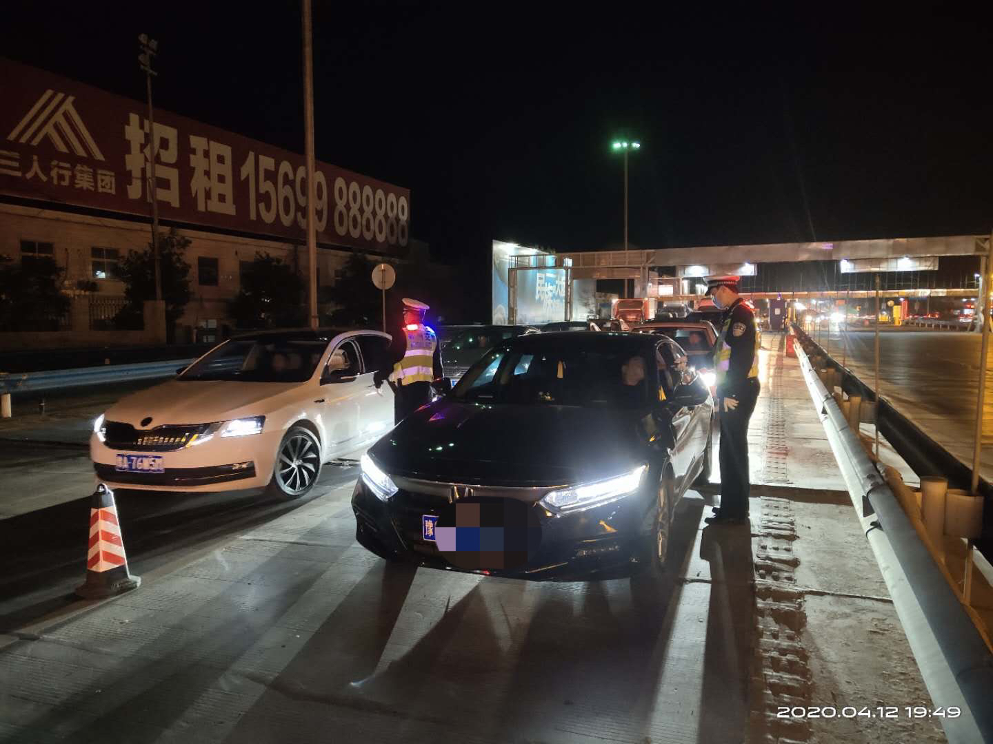 『酒驾』104mg/100ml！郑州一小轿车超员司机还酒驾，这样的车你敢坐吗？