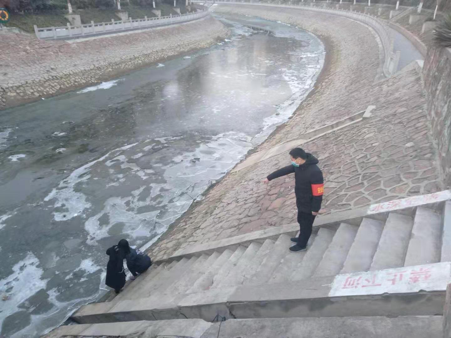 长春一道路管道漏水致路面结冰 行人“步步惊心”