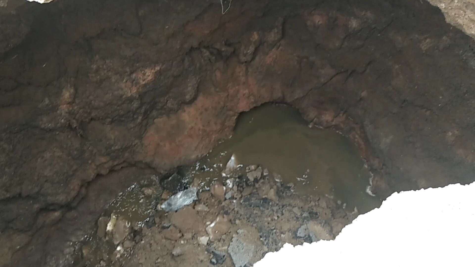 |路面惊现塌洞，许多行人险些被“咬”