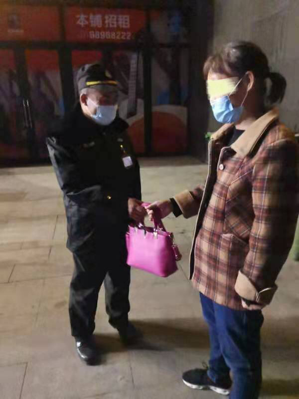 |领了工资后急着请同事吃饭，付账时发现装钱的包没了